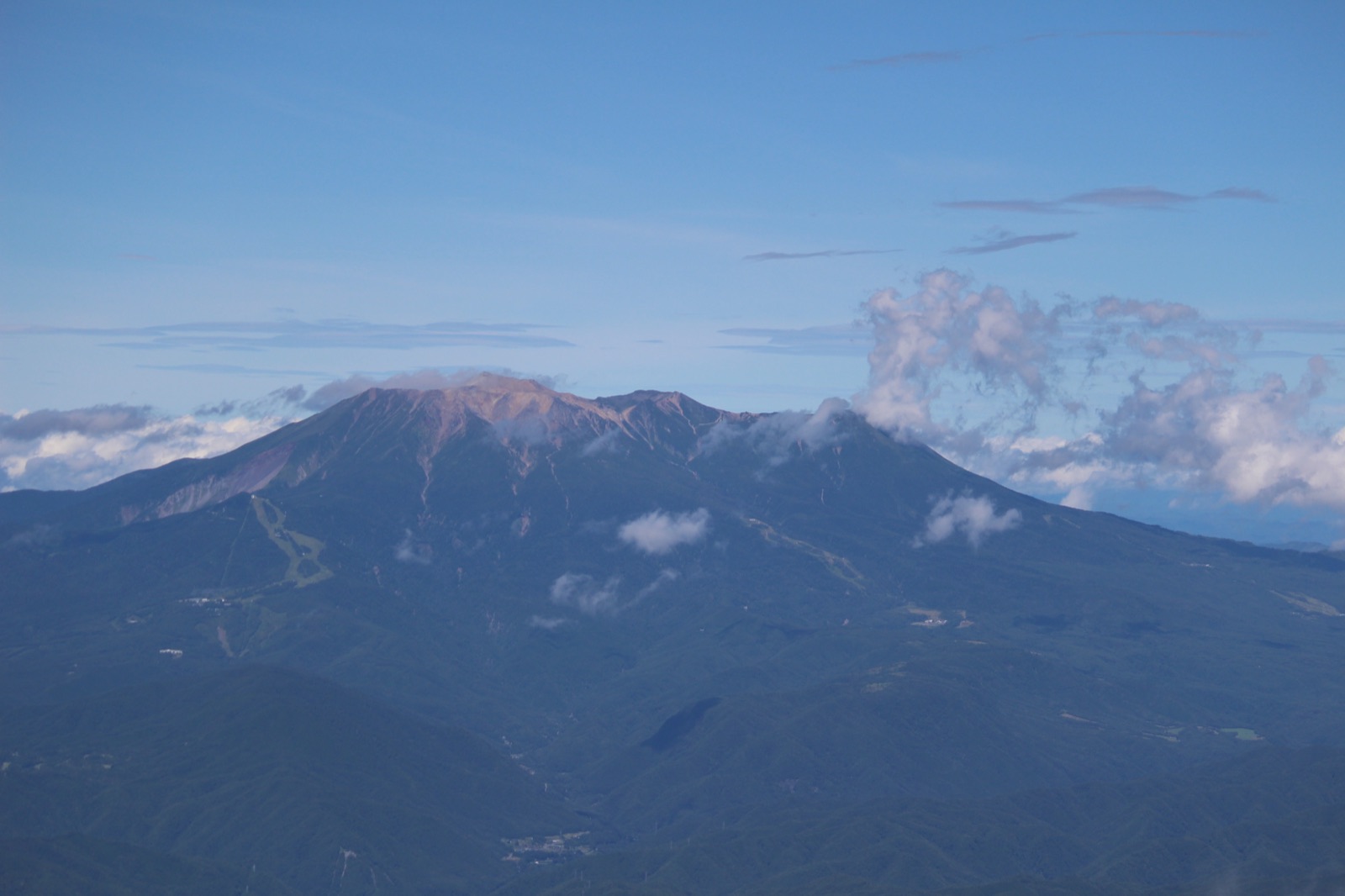 木曽駒ヶ岳山頂から望む御嶽山と噴煙 中央アルプスの展望