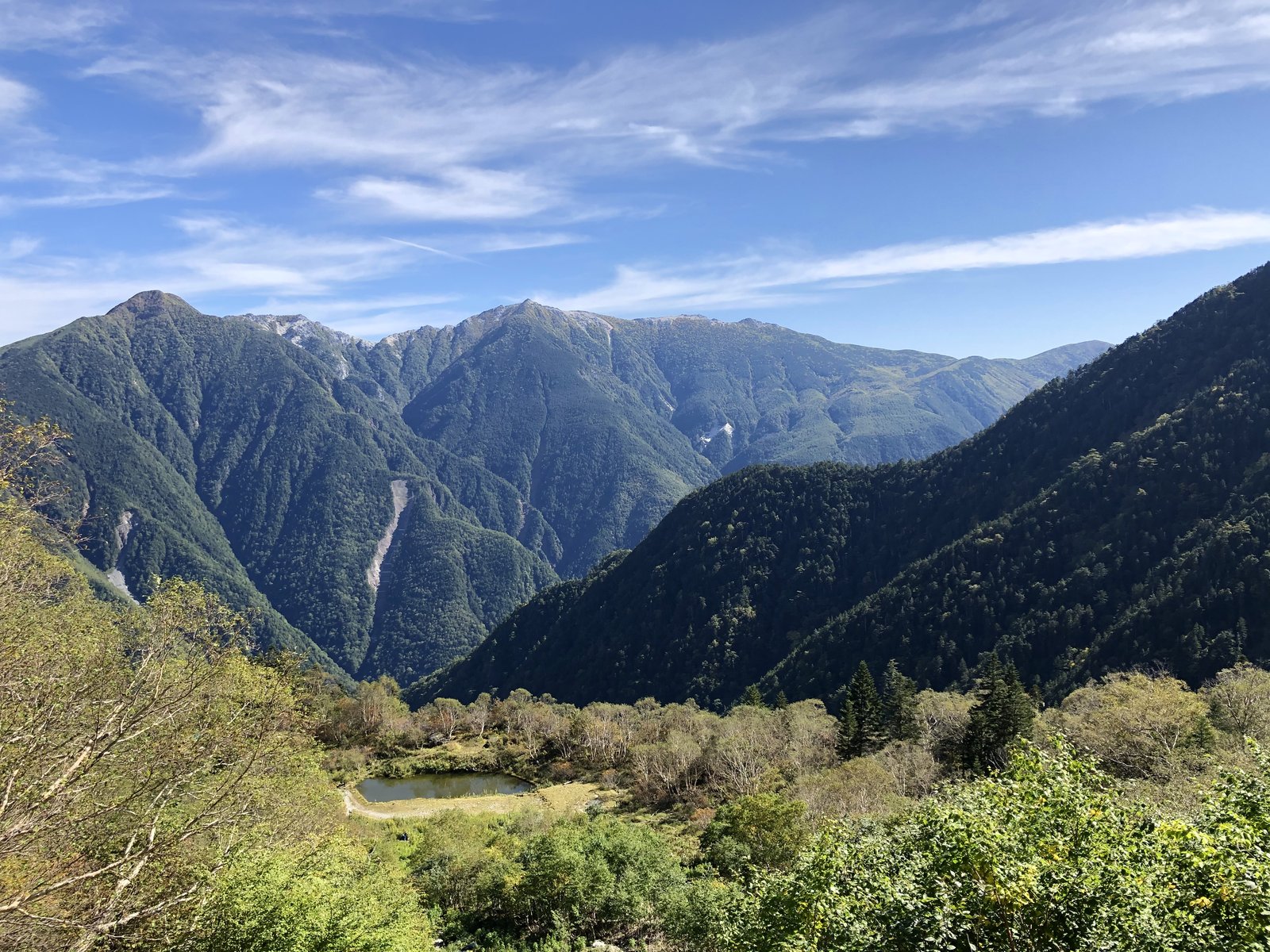 草すべりから振り返る白根御池と鳳凰三山 北岳 草すべりルート