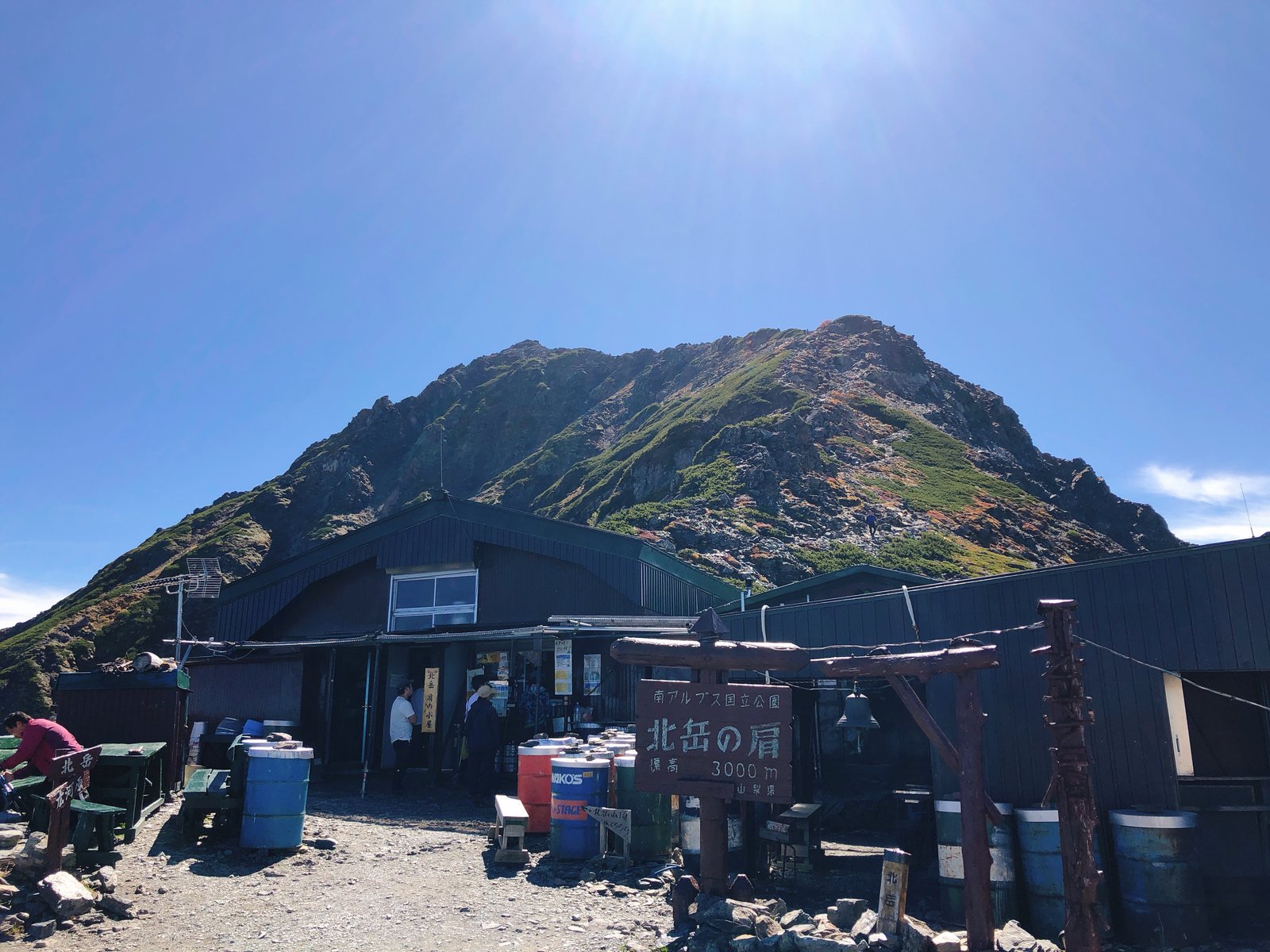 標高3,000mの北岳肩の小屋と北岳山頂 南アルプス