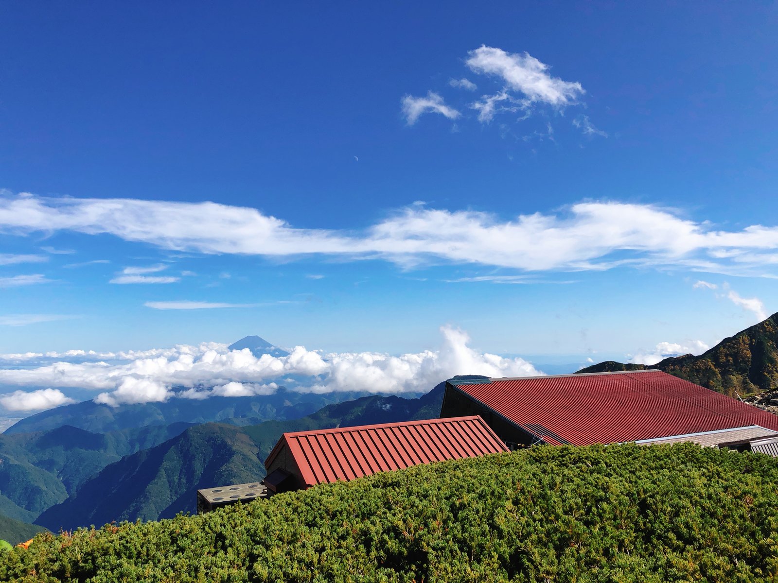 富士山が見える北岳山荘 稜線の山小屋