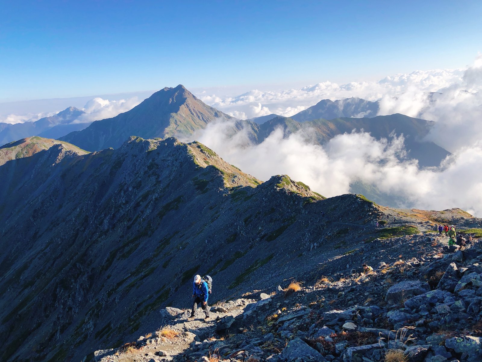 間ノ岳から北岳山荘へ戻る稜線と雲海 白峰三山