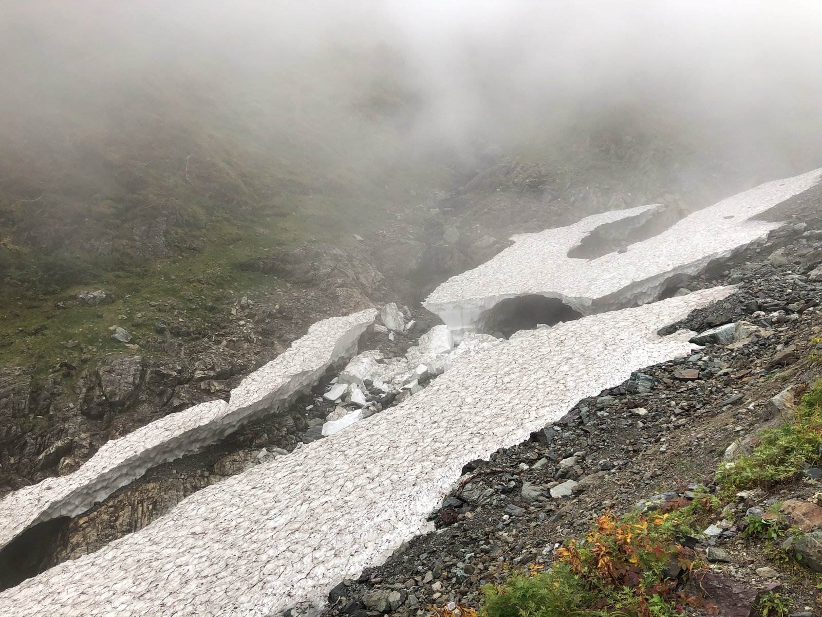 10月でも雪渓が残る北岳 左俣コースの大樺沢