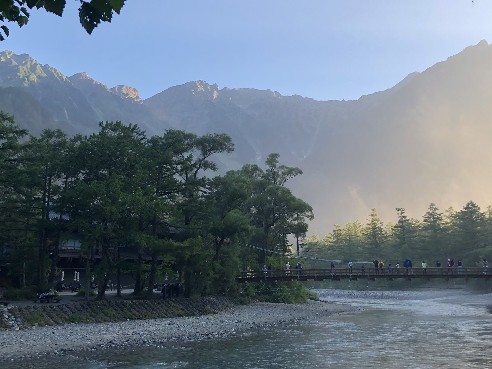 朝霧に包まれた上高地の河童橋と梓川 北アルプス穂高連峰への登山口
