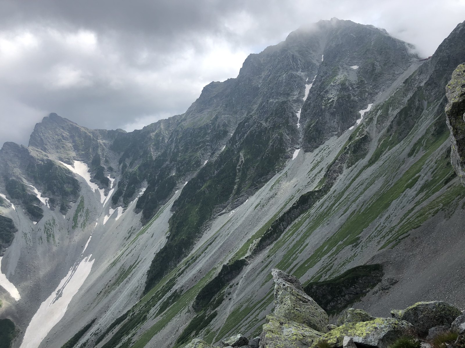 曇天に浮かぶ奥穂高岳と吊尾根 前穂高岳 北穂南稜から望む穂高連峰