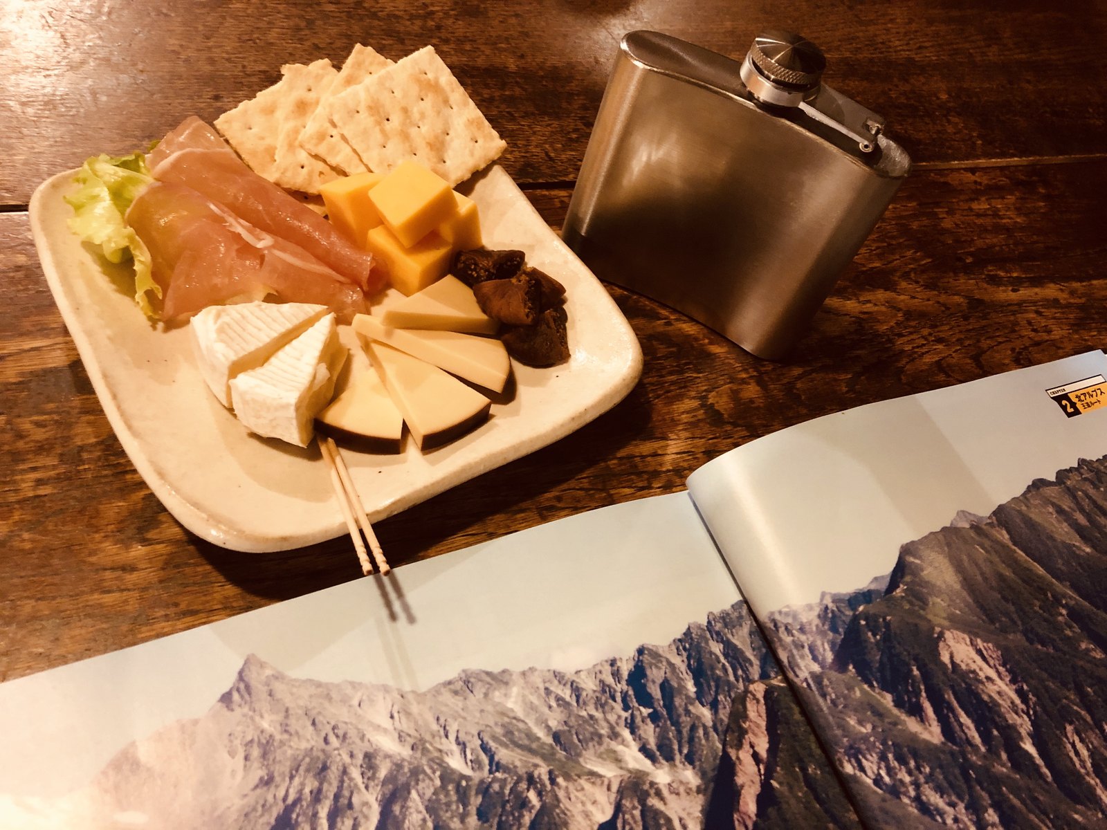 北穂高小屋の夜食 チーズと生ハムのセットとウイスキー 山雑誌を眺める山小屋の夜