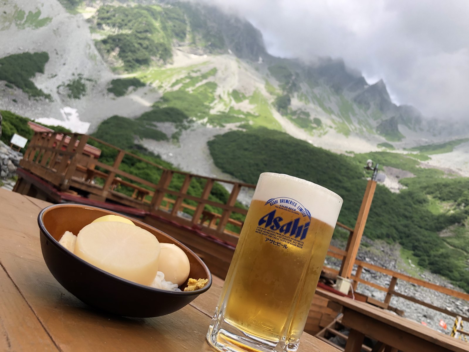 涸沢ヒュッテのテラスから望む穂高連峰とおでんとビール 山小屋の贅沢