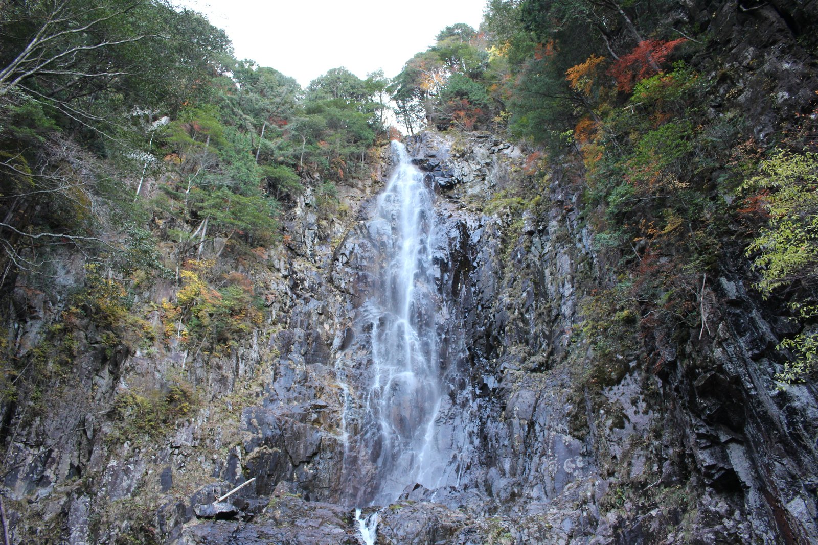 落差約80mの夫婦滝の男滝と紅葉の岩壁 小秀山 乙女渓谷