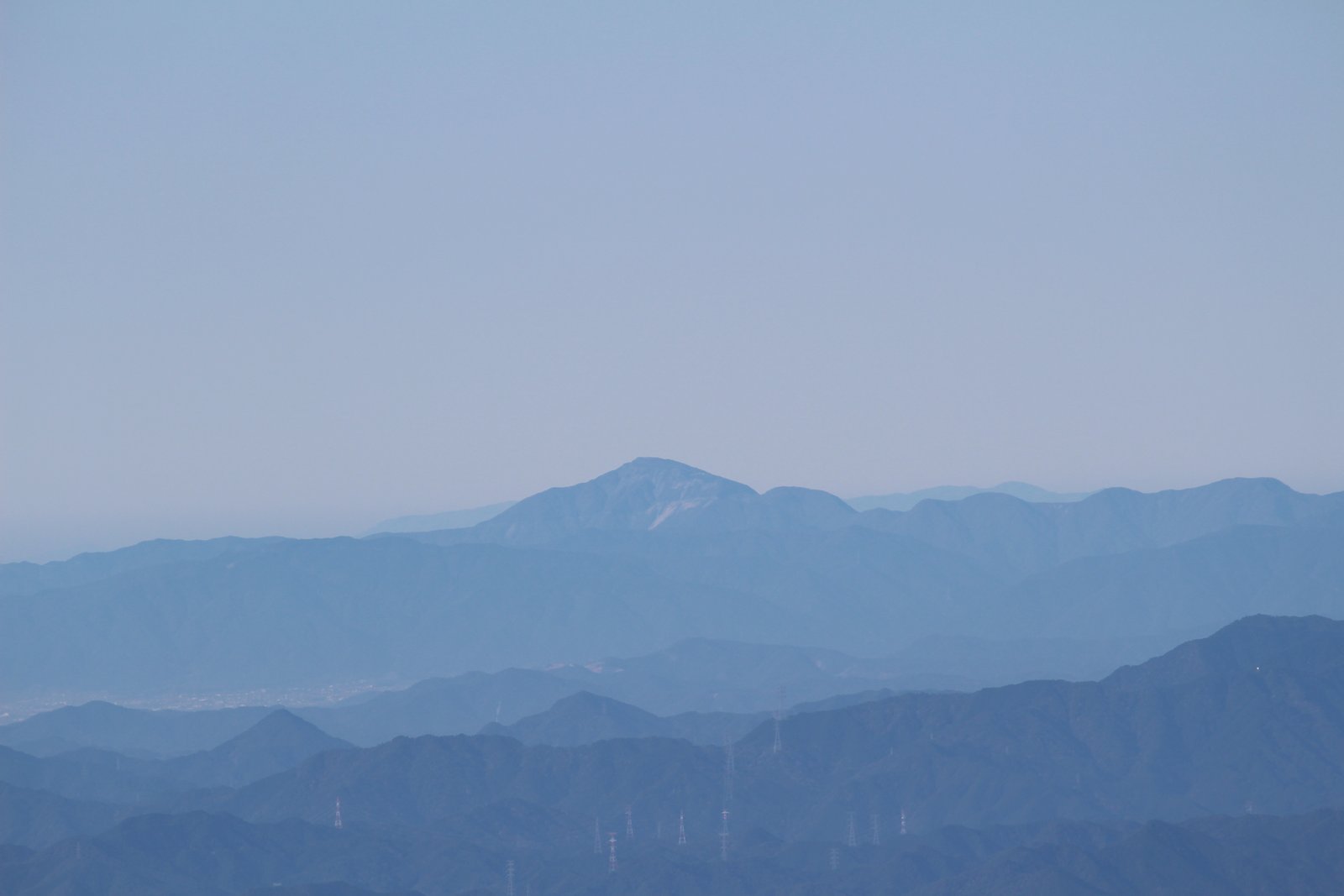 兜岩から望遠で見た恵那山のシルエット 小秀山からの展望