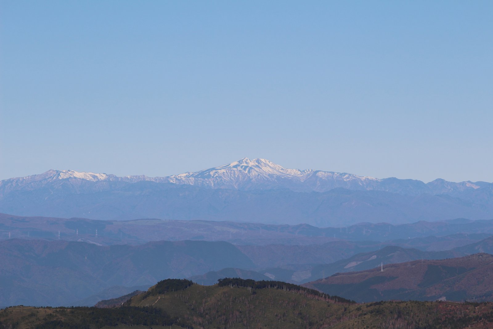 兜岩から見た雪をかぶった白山と別山 小秀山からの展望