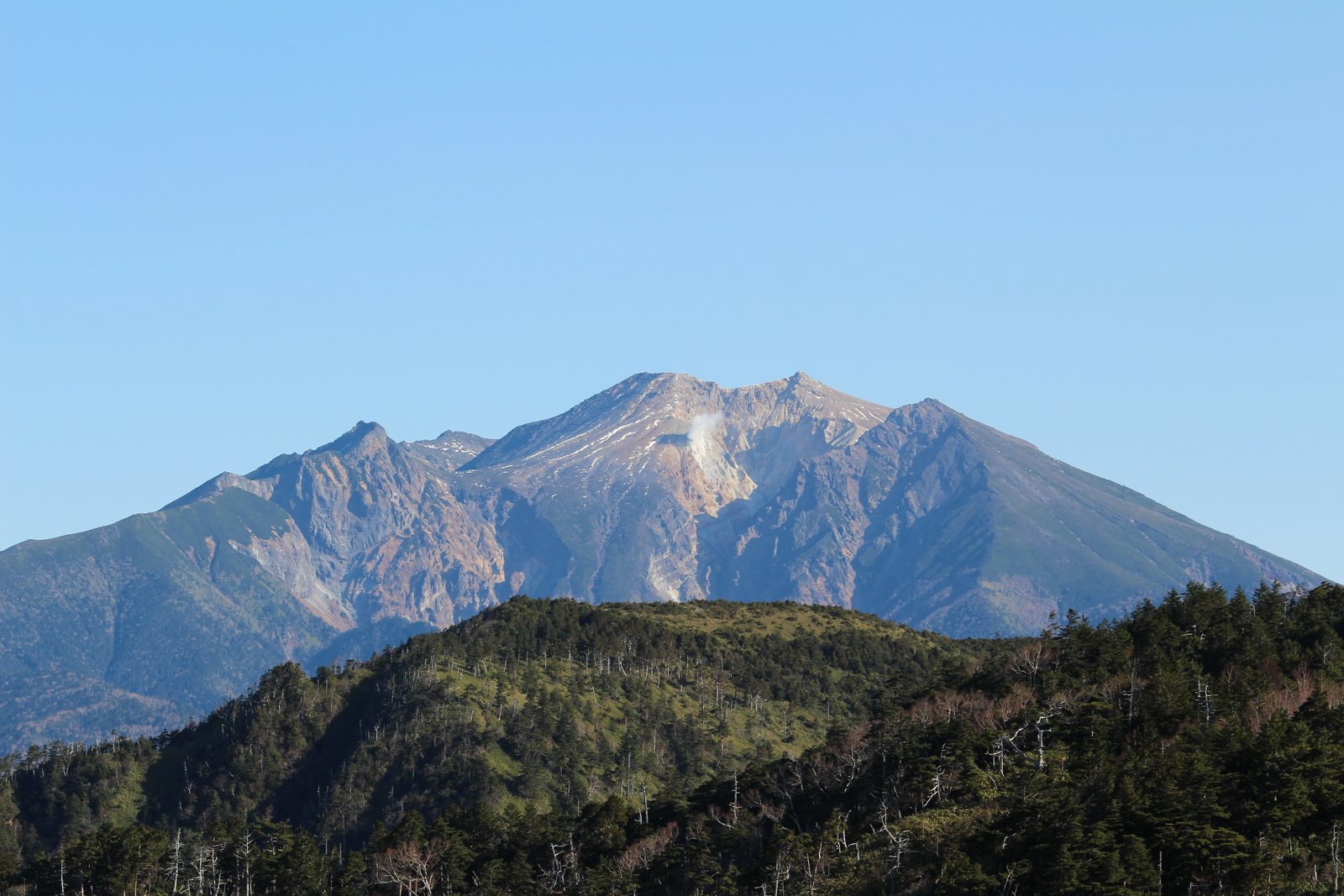 小秀山の稜線の向こうに姿を現した御嶽山 兜岩から山頂への道