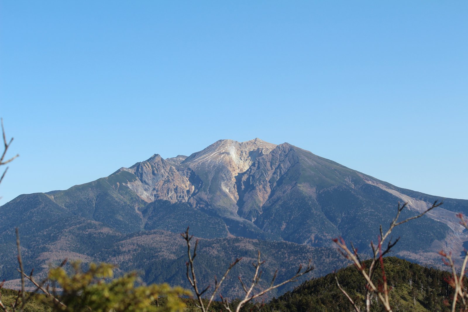 小秀山の山頂から見た目の前にそびえる御嶽山