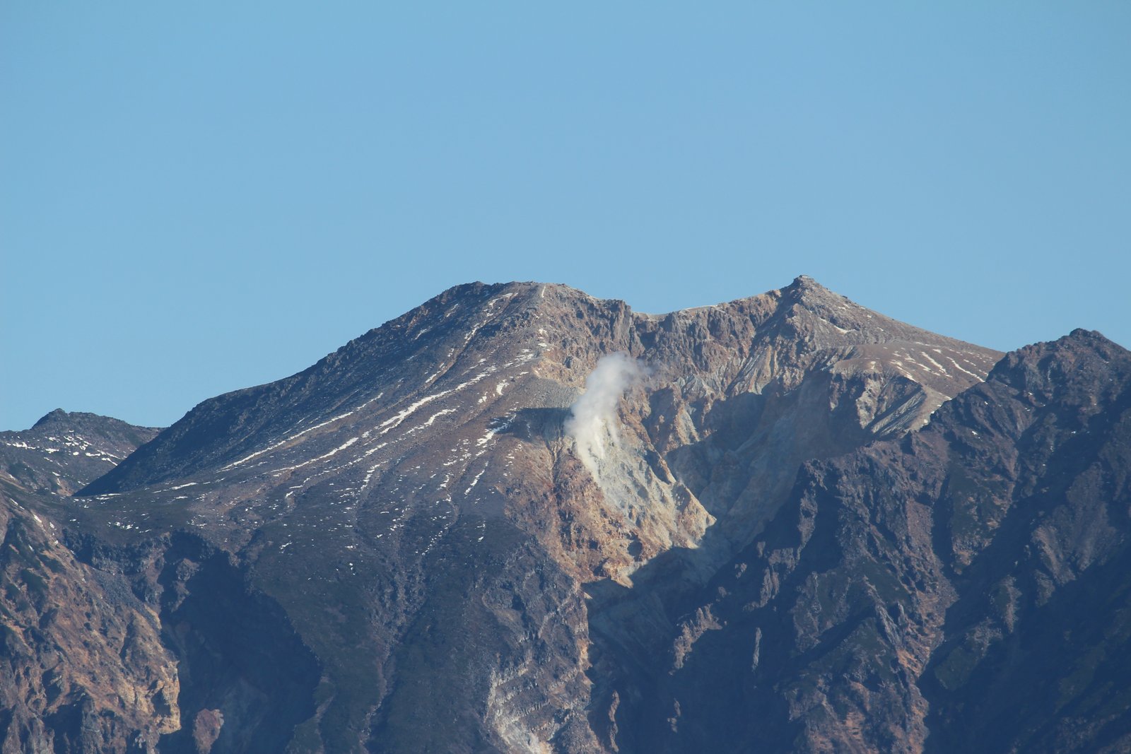 小秀山から望遠で見た御嶽山の地獄谷から上がる噴煙