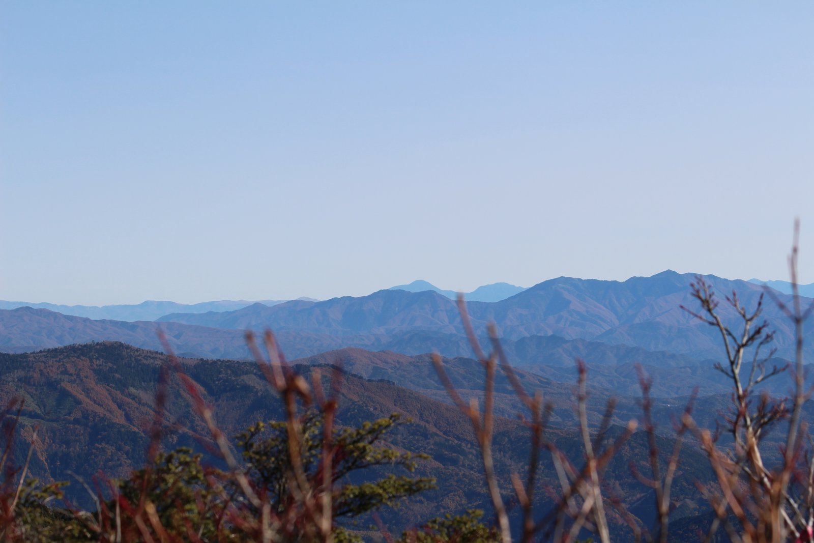 小秀山の山頂から望む遠くの山並み 八ヶ岳方面の展望