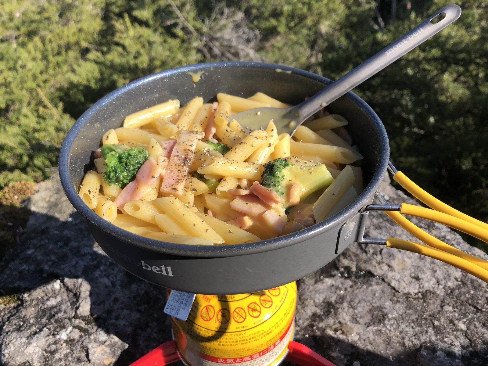 小秀山の山頂付近の岩の上で作ったペンネカルボナーラ 山ごはん