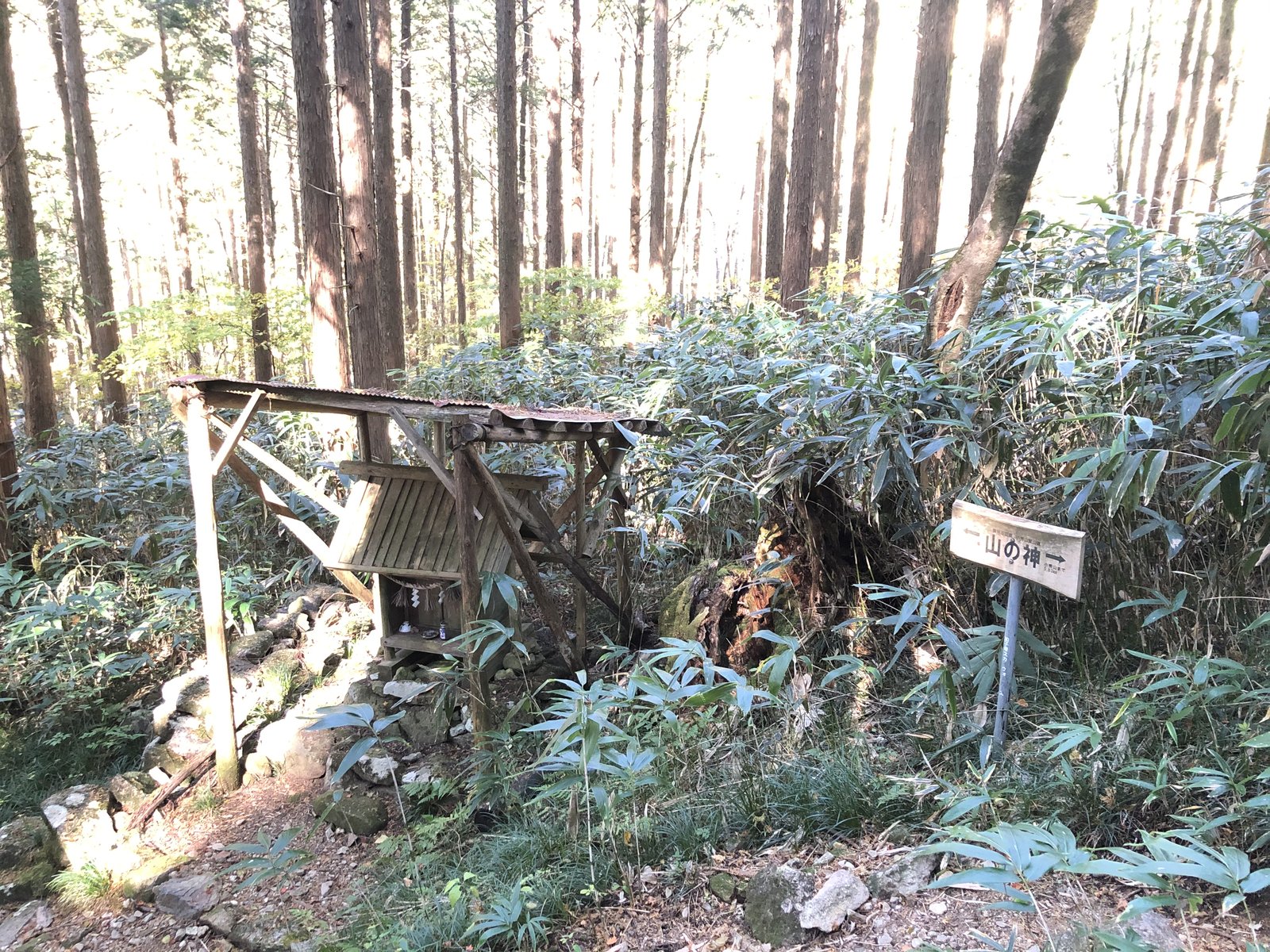 三ノ谷口近くの山の神の祠 小秀山 三ノ谷ルート