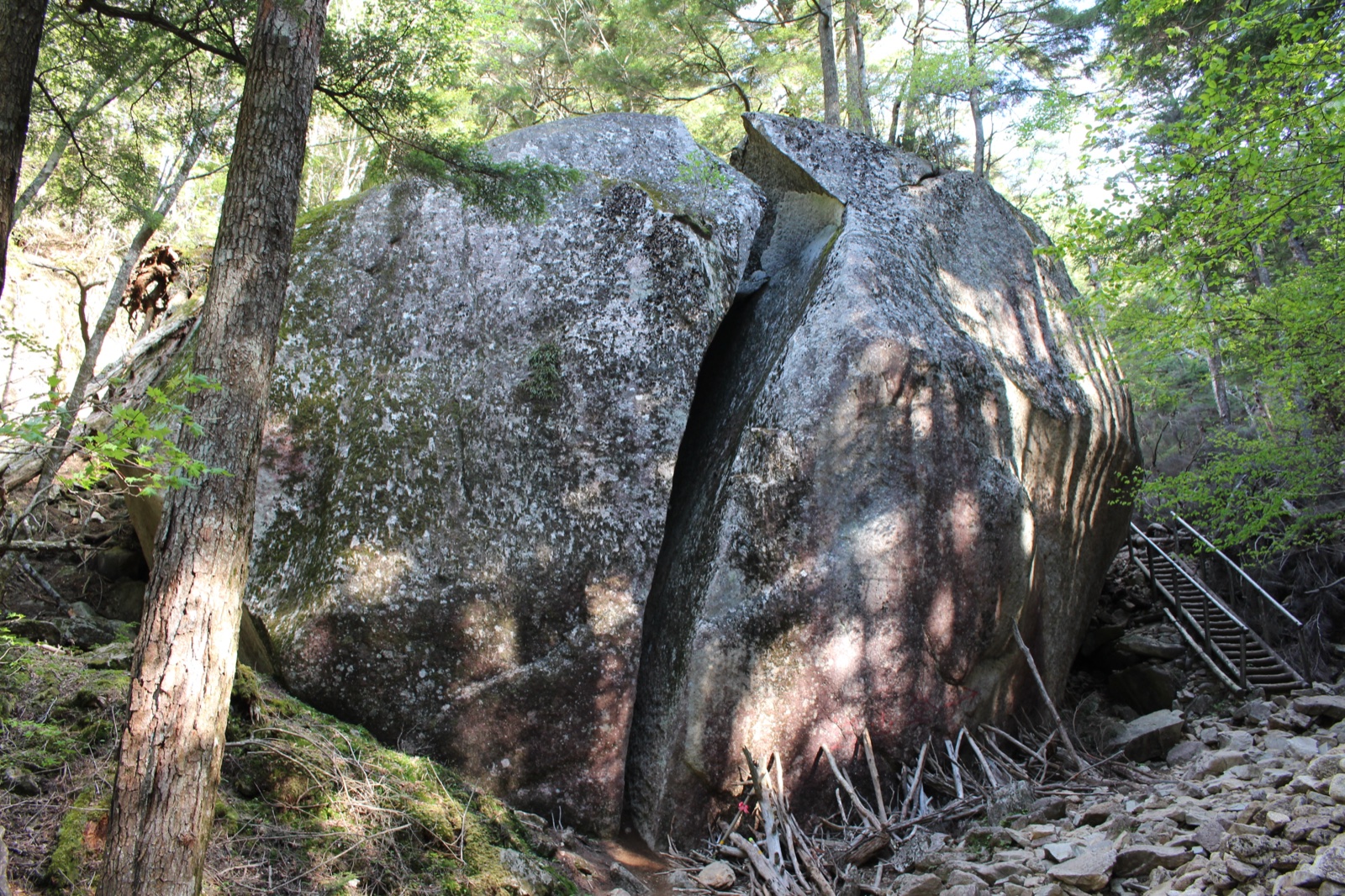 まっぷたつに割れた巨岩の桃太郎岩 瑞牆山の名物 花崗岩