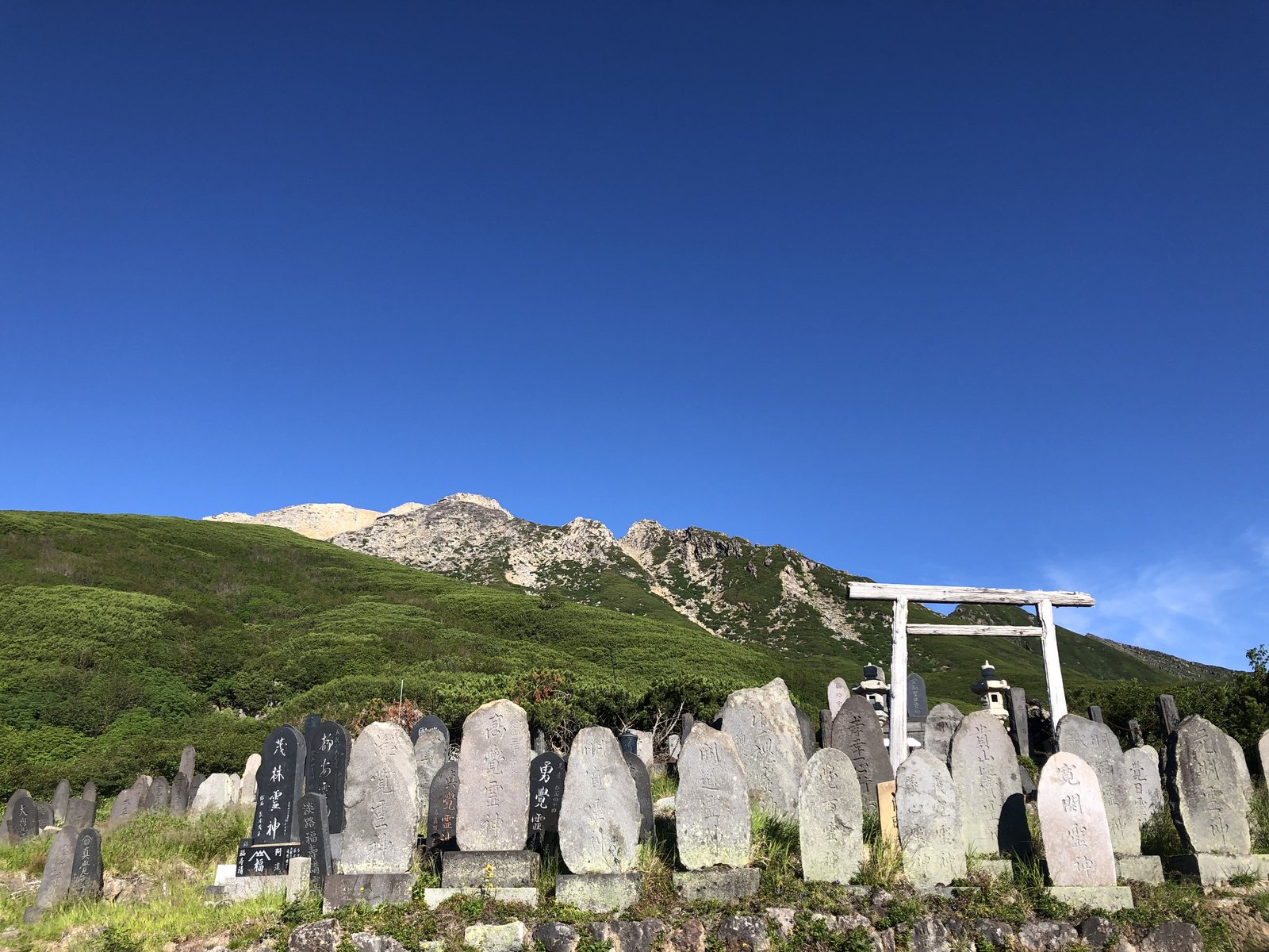 登山道沿いに並ぶ霊神碑と鳥居 御嶽山黒沢口8合目付近 ヤマカルテ