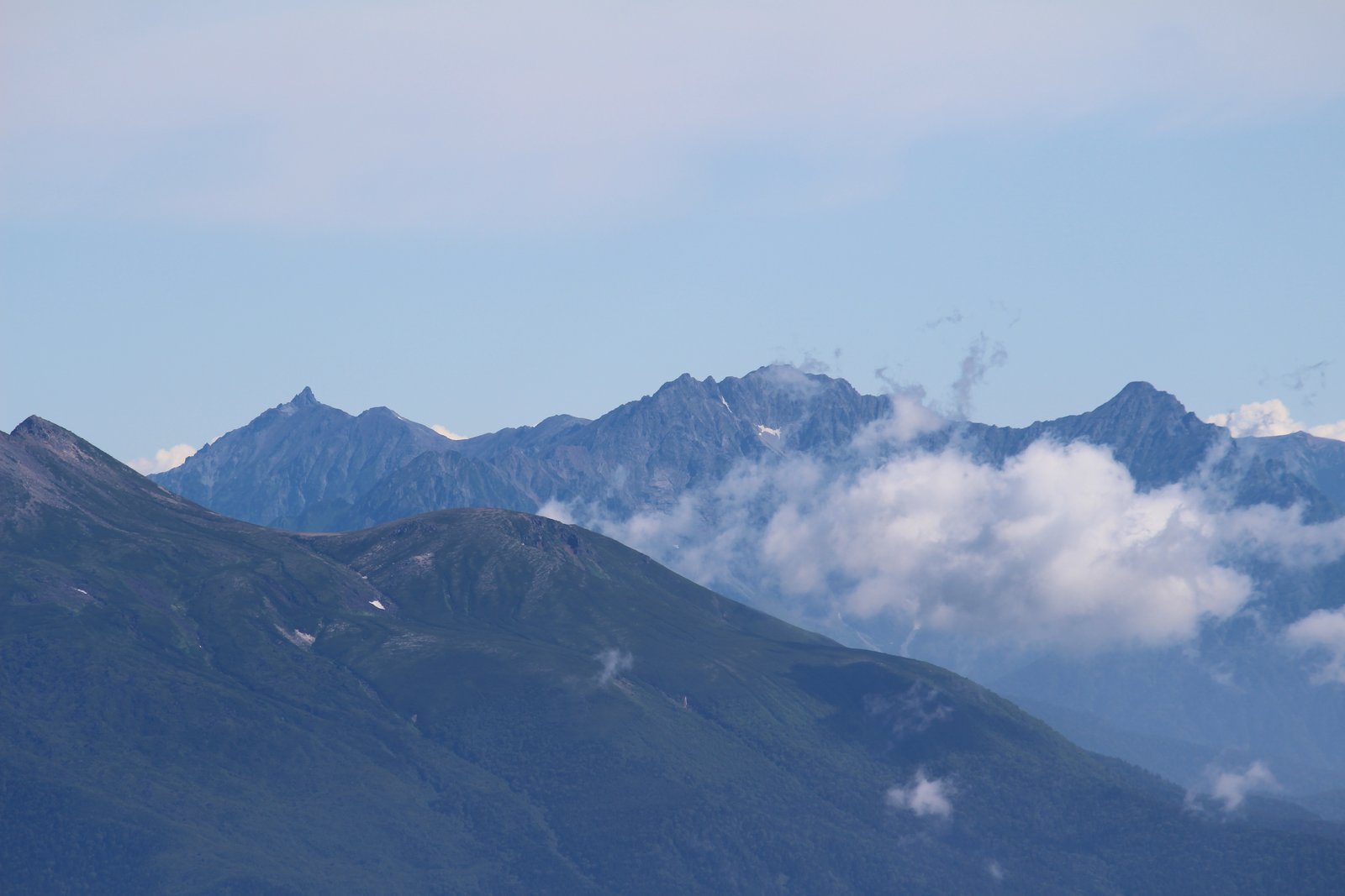 御嶽山剣ヶ峰から望む乗鞍岳の奥の槍穂高連峰 ヤマカルテ