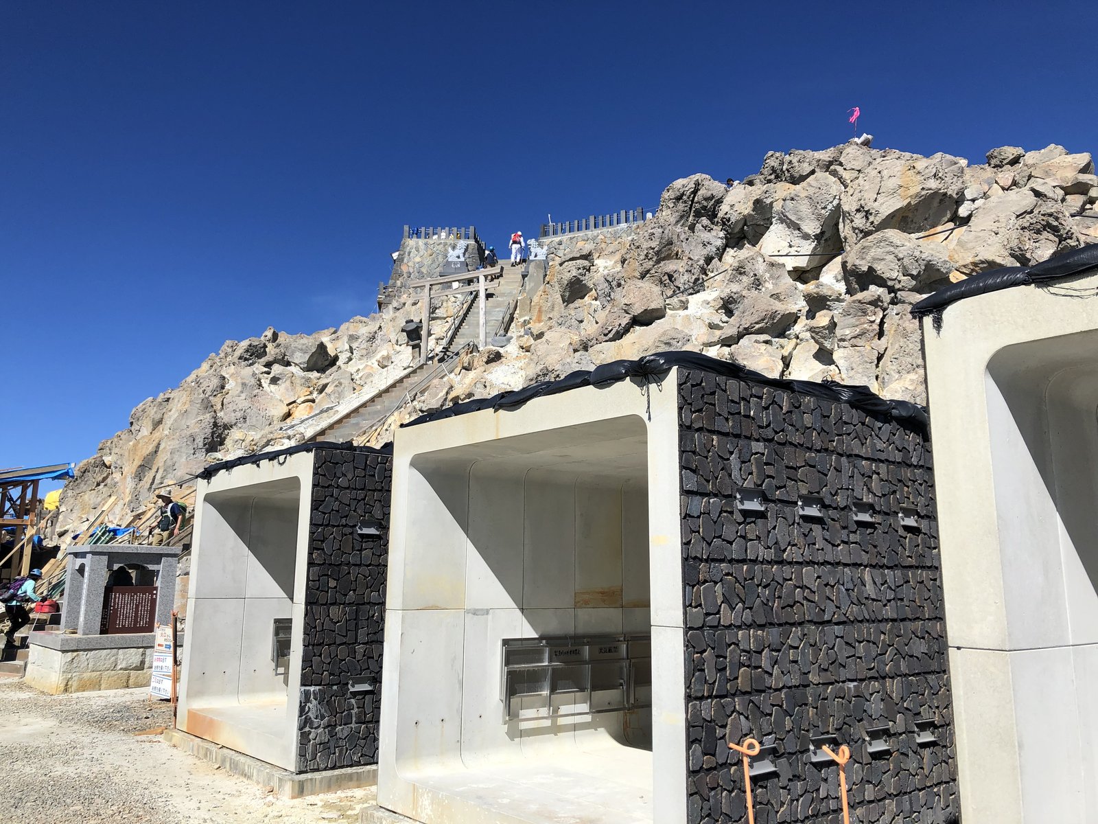 剣ヶ峰付近に新設された噴石避難用のシェルター 御嶽山 ヤマカルテ