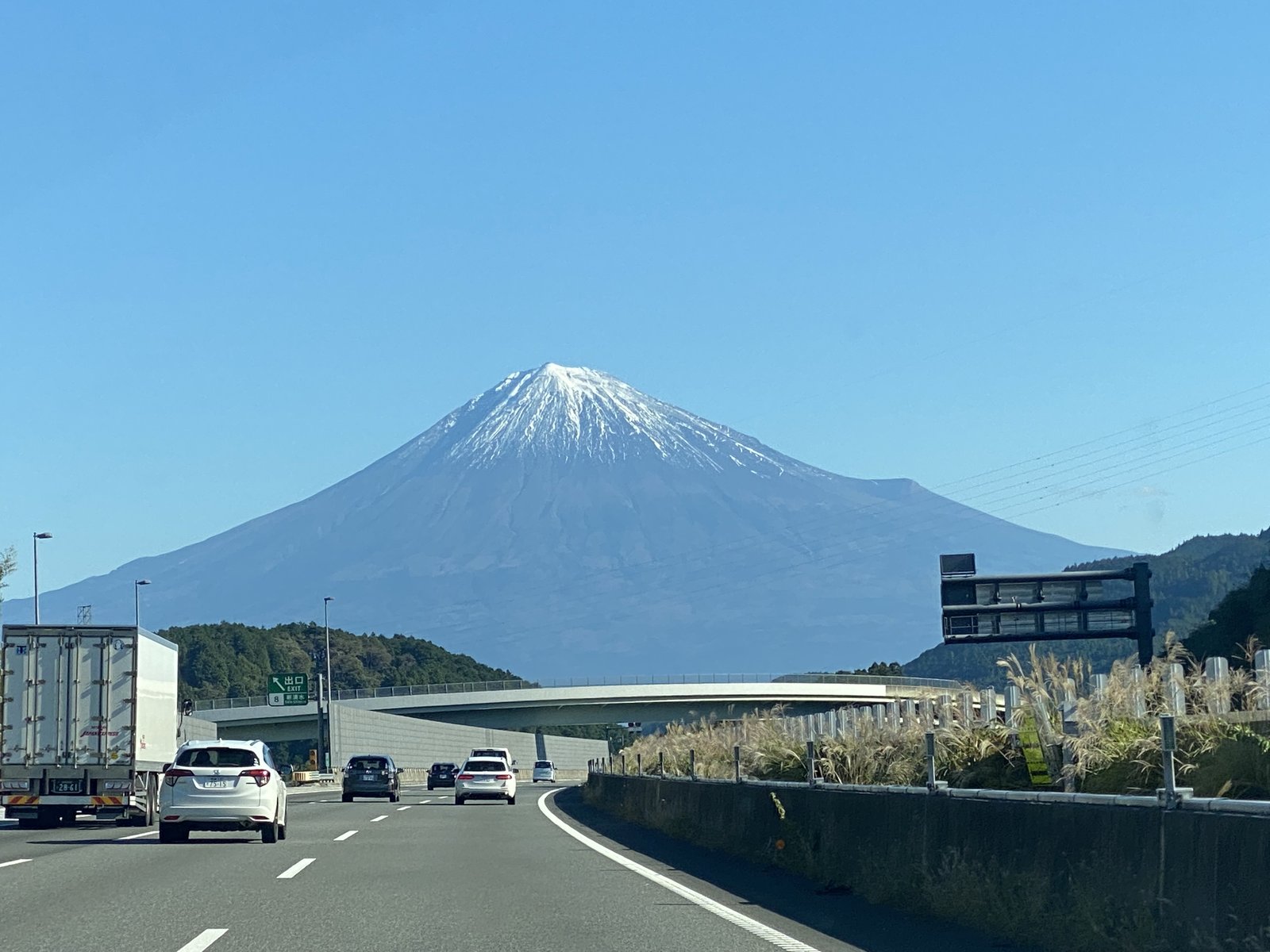 新東名高速道路から見える雪をかぶった富士山 竜ヶ岳へ向かう車窓 ヤマカルテ