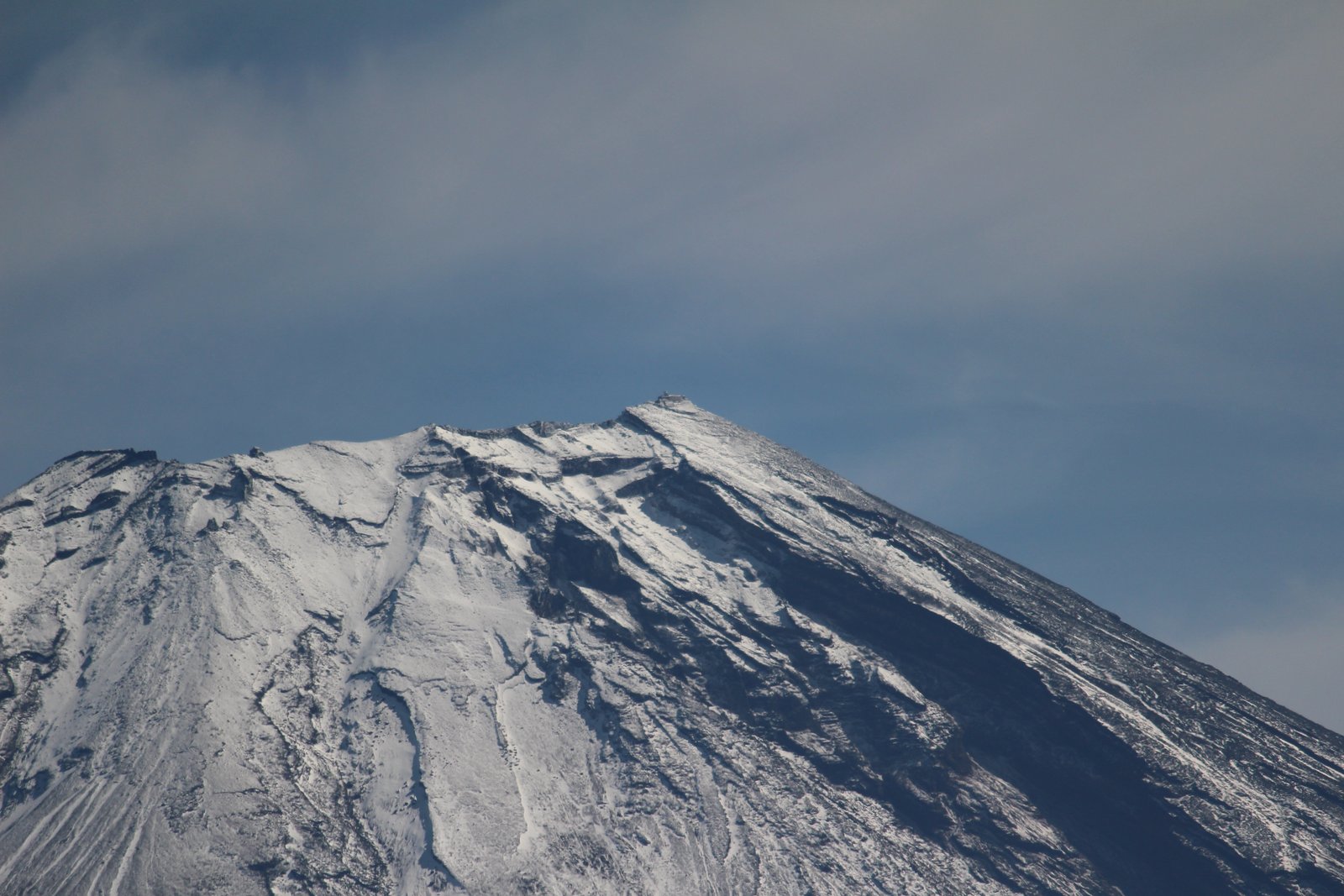 竜ヶ岳から望遠で撮った富士山の剣ヶ峰 雪の山頂部 ヤマカルテ