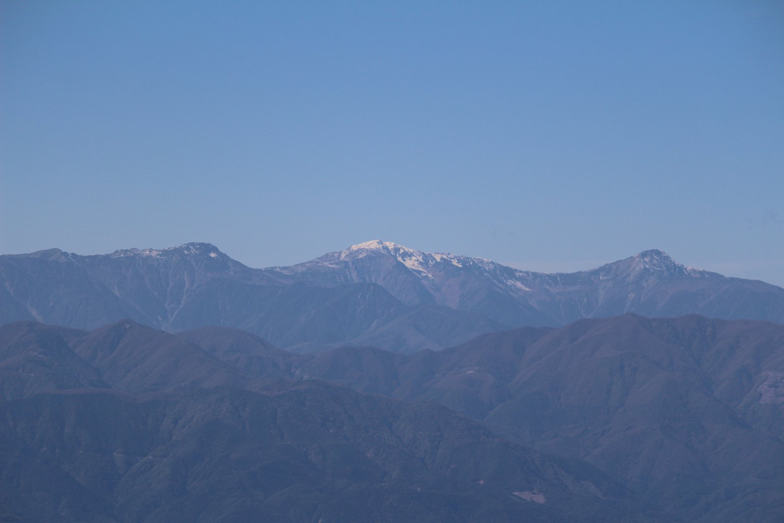 竜ヶ岳から見た農鳥岳・間ノ岳・北岳 雪をかぶった白峰三山 ヤマカルテ
