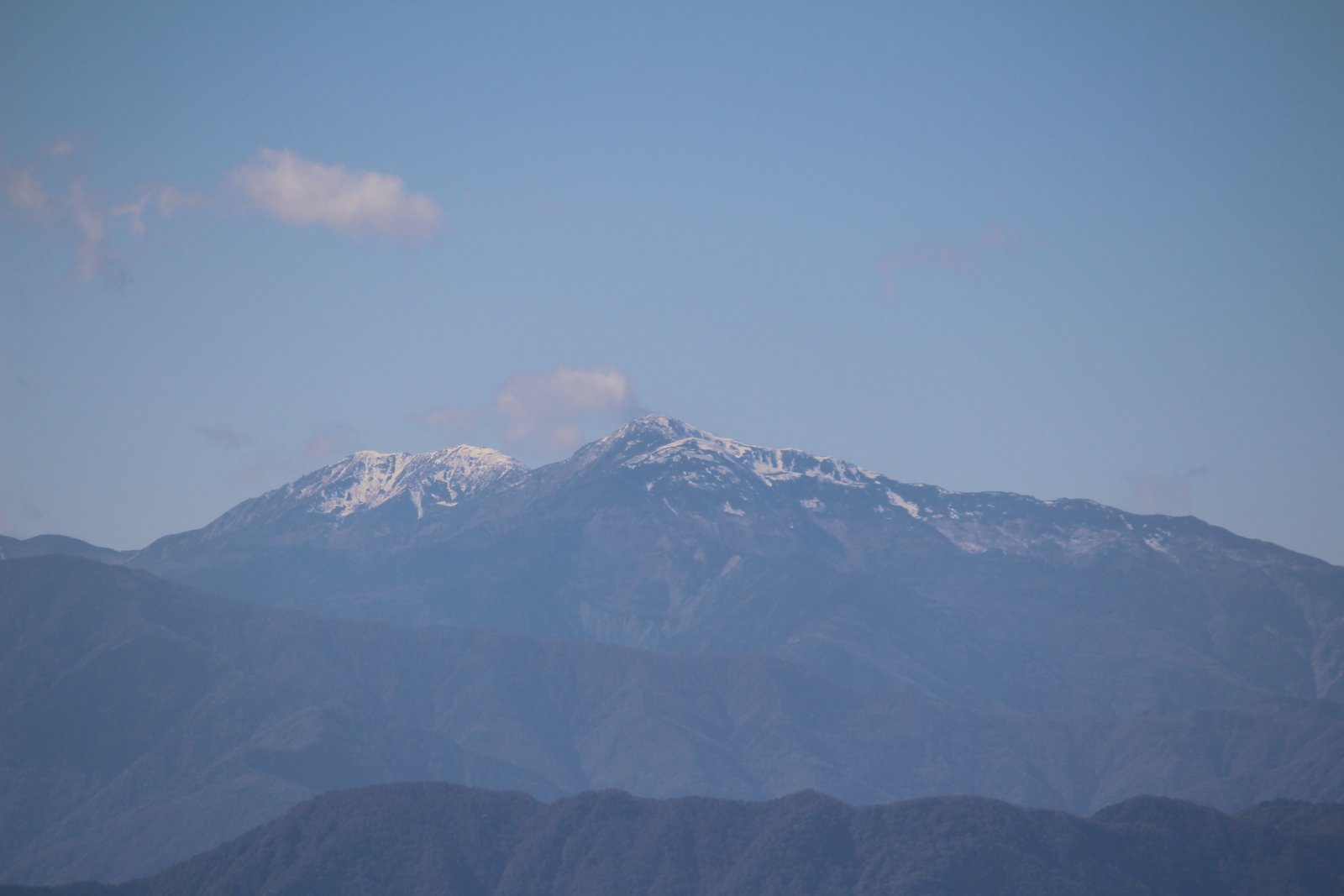 竜ヶ岳から見た荒川三山 雪をかぶった南アルプス南部 ヤマカルテ