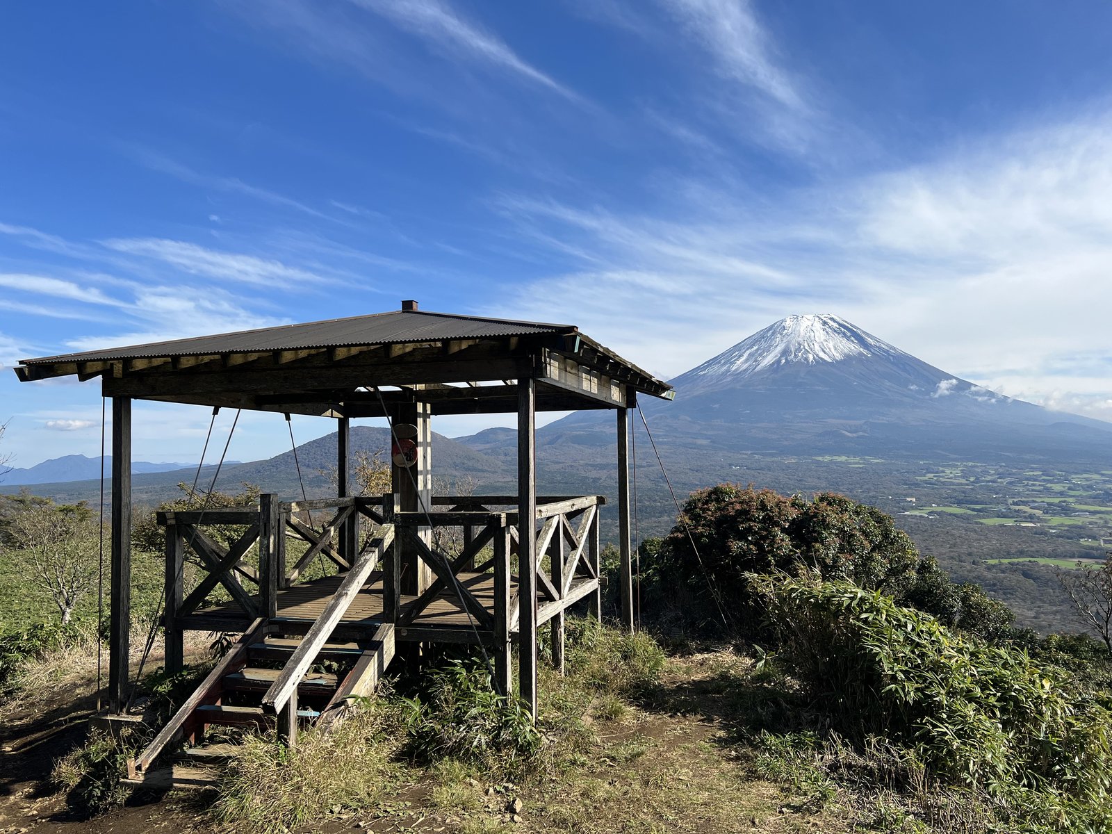 竜ヶ岳 石仏ルートの展望台のあずまやと富士山 ヤマカルテ