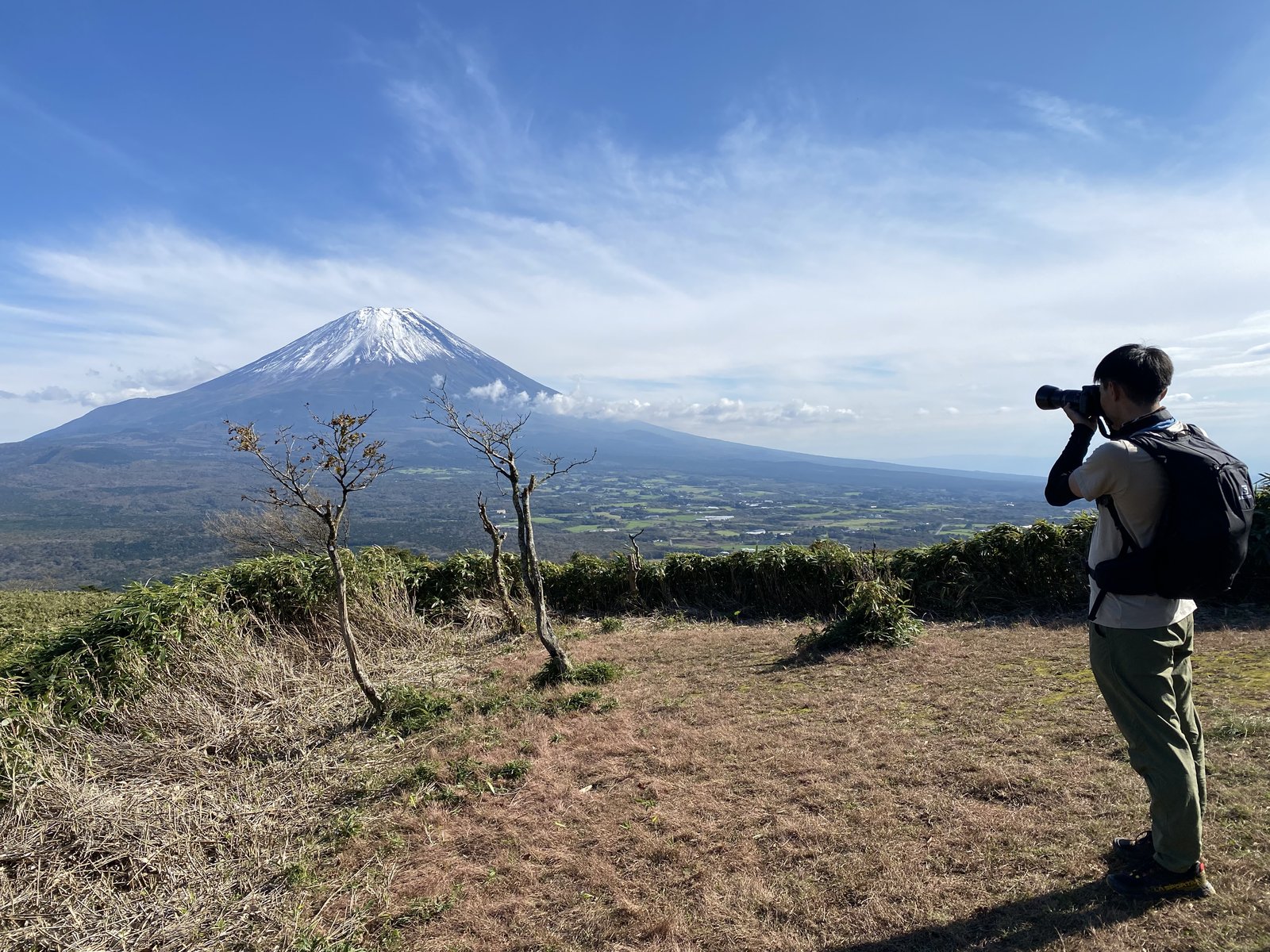 竜ヶ岳の展望台で富士山を撮影する筆者 ヤマカルテ