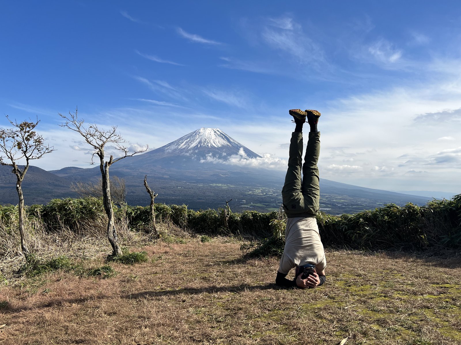 竜ヶ岳の展望台でヨガの頭立ちのポーズをする筆者と富士山 ヤマカルテ