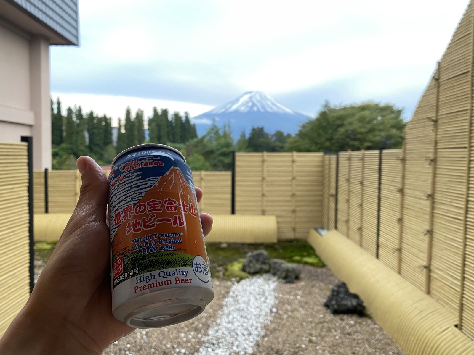 河口湖の宿の庭で富士山と缶ビール 竜ヶ岳登山のあとに ヤマカルテ