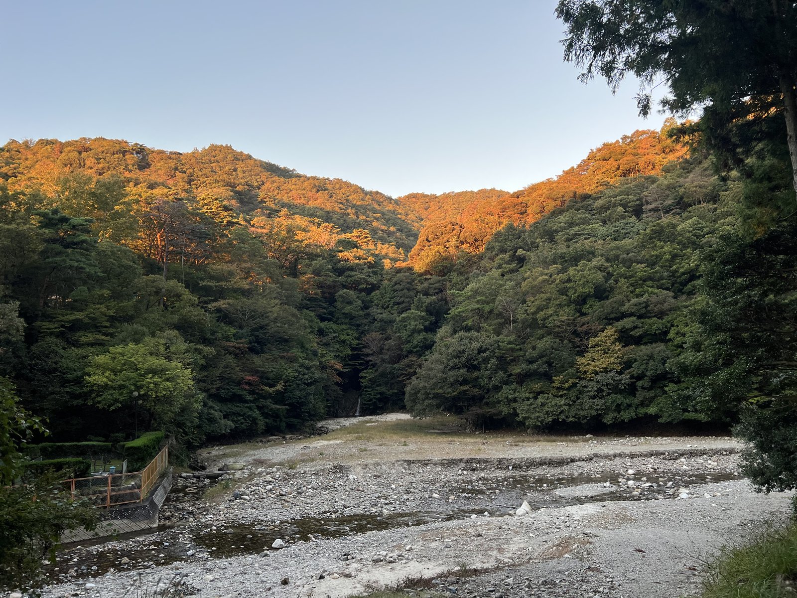 朝焼けに染まる宇賀渓の山並みと河原 竜ヶ岳登山の出発地 三重県いなべ市 ヤマカルテ