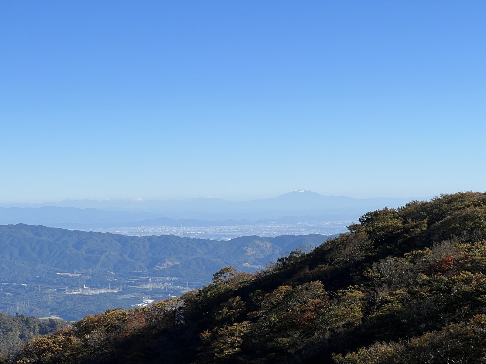 竜ヶ岳の稜線から遠くに見えた雪をかぶった御嶽山 ヤマカルテ