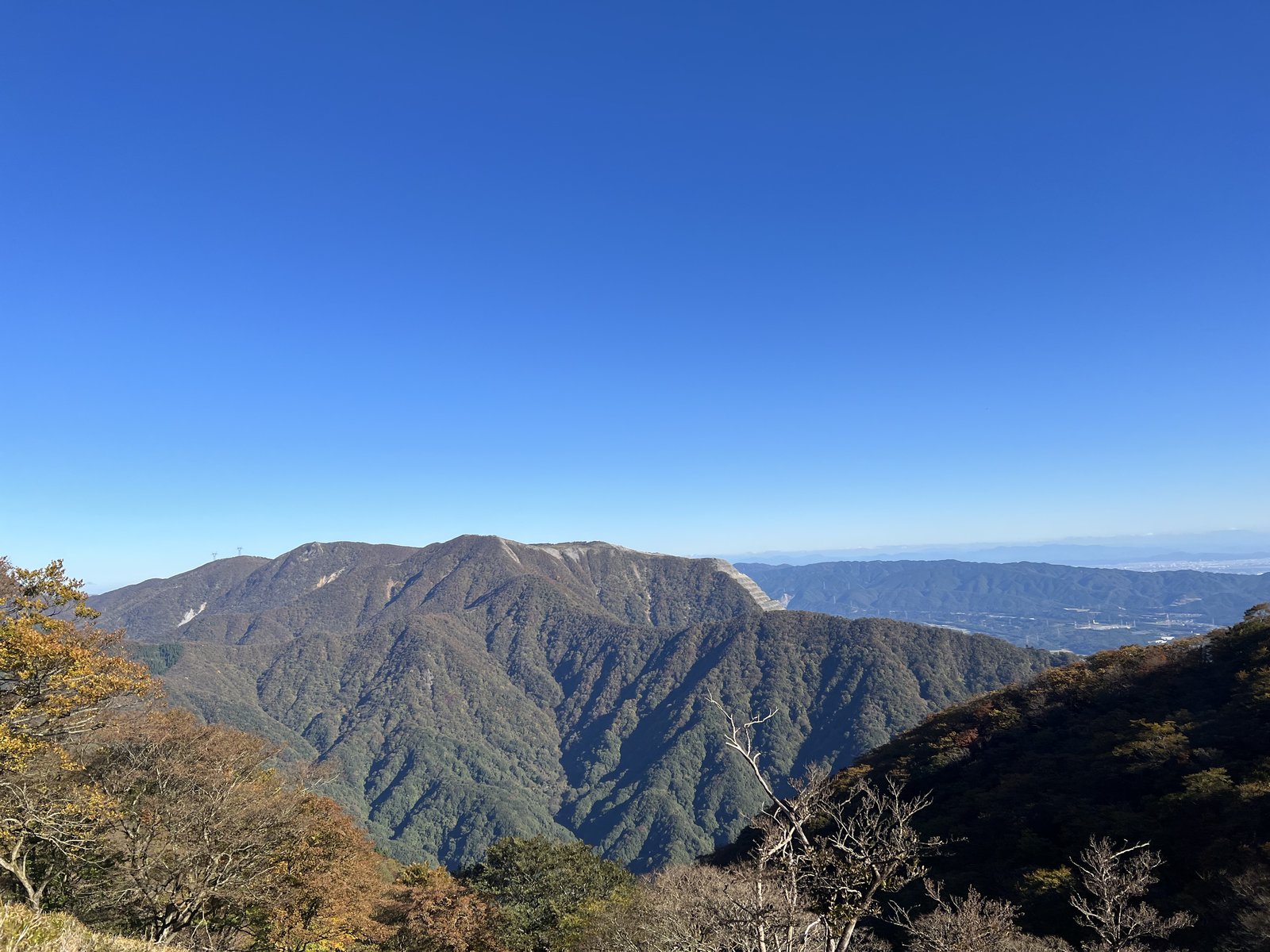 竜ヶ岳の稜線から北に見えた藤原岳 鈴鹿セブンマウンテン ヤマカルテ