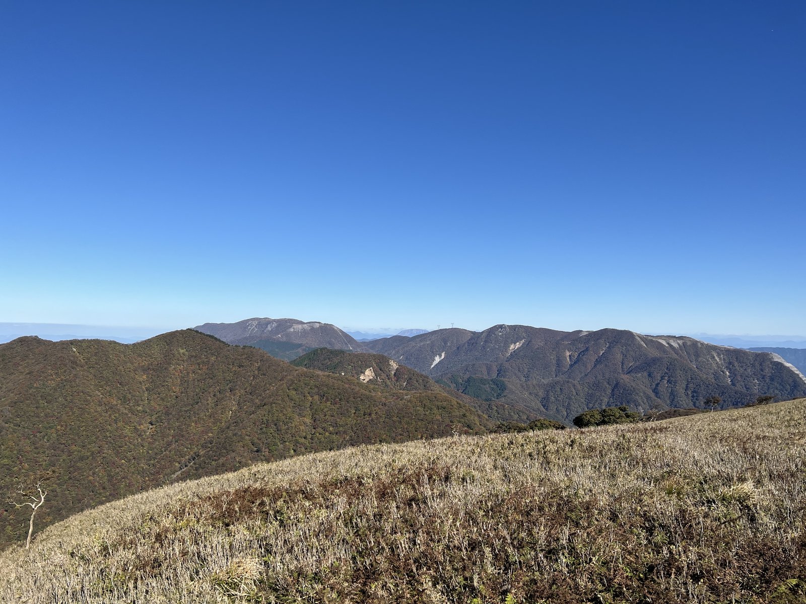 竜ヶ岳の表道から見た御池岳と藤原岳 鈴鹿山脈の山並み ヤマカルテ