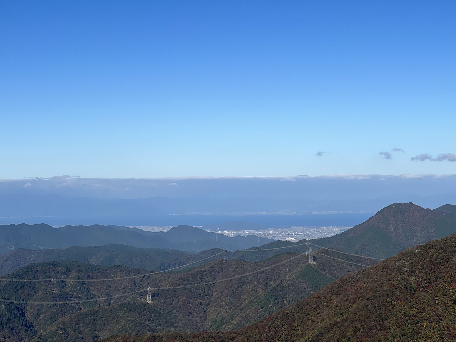 竜ヶ岳の表道から山の隙間に見えた琵琶湖 滋賀県側の眺め ヤマカルテ
