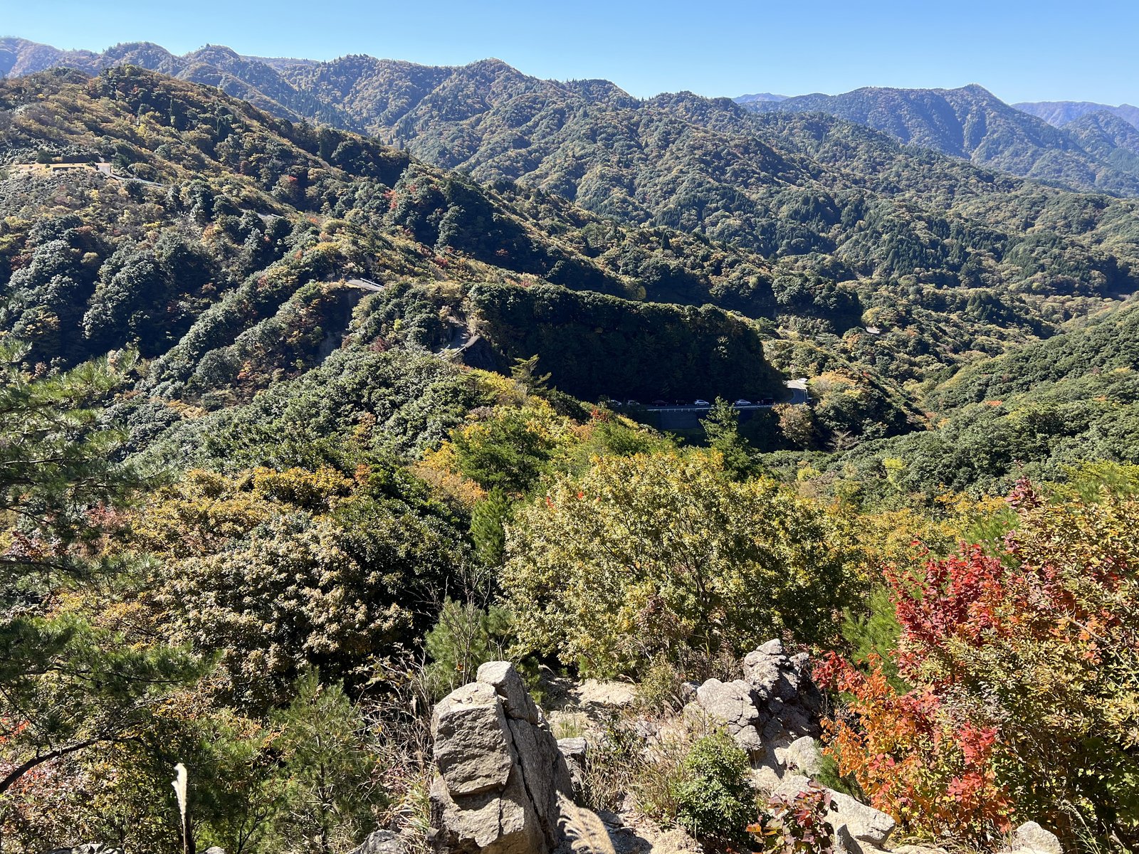 竜ヶ岳の表道から見下ろした石榑峠と紅葉の山並み ヤマカルテ