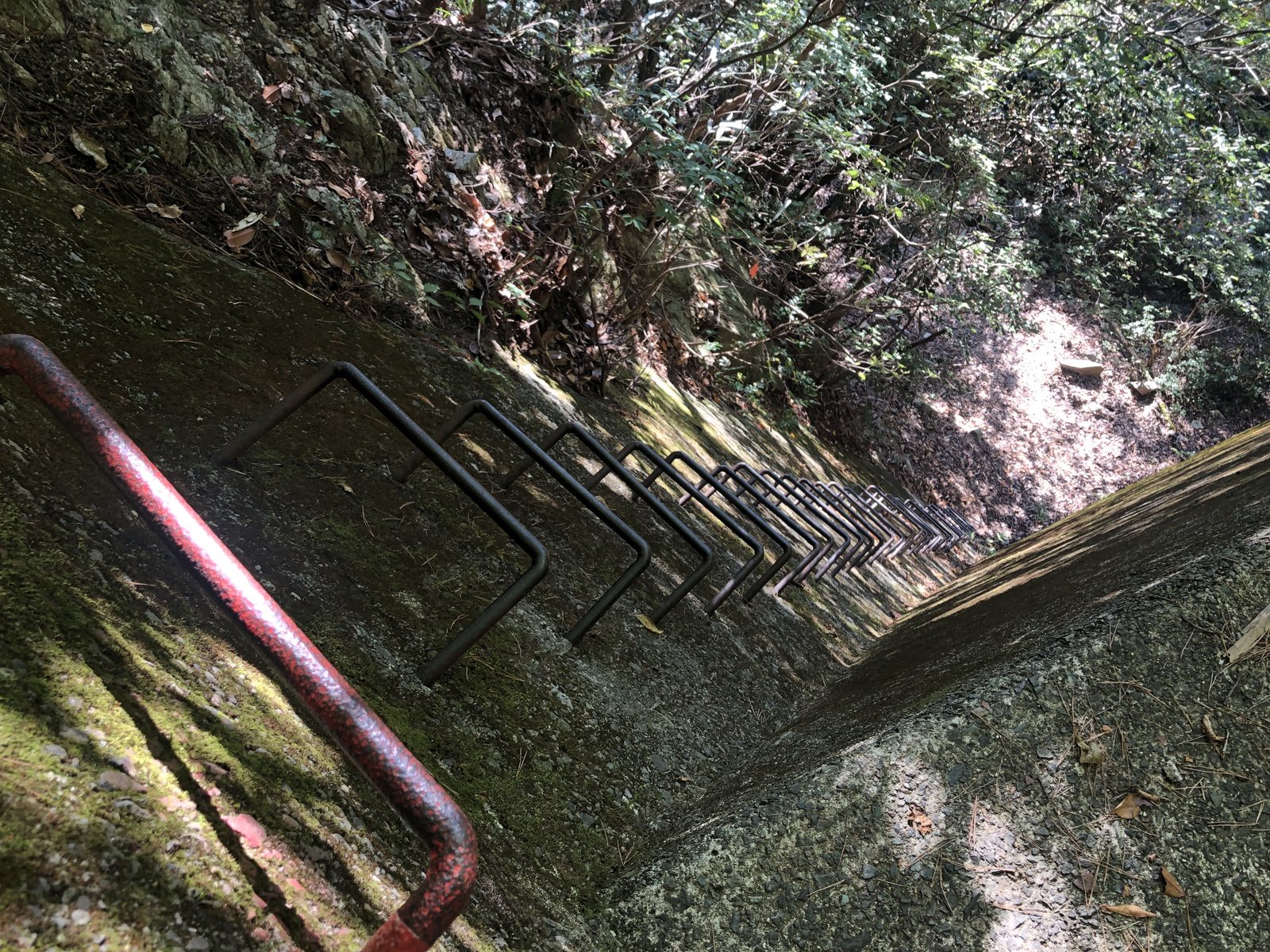 竜ヶ岳 中道登山道の岩場に打ちこまれた金属の足場 通称ホッチキス 2020年10月撮影 ヤマカルテ