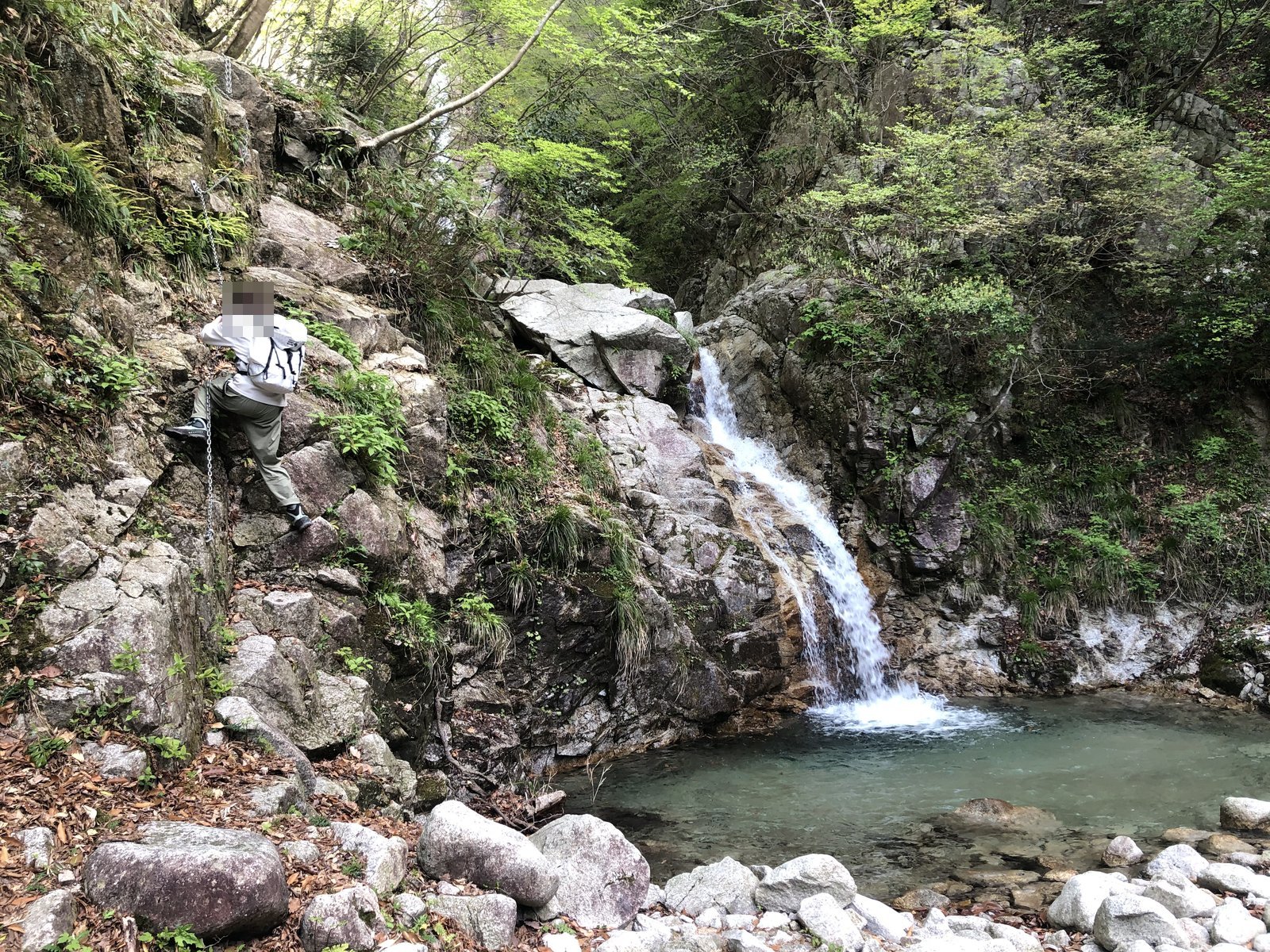 釈迦ヶ岳 庵座谷の小さな滝と滝つぼ 左側の鎖場を登る同行者 2021年5月撮影 ヤマカルテ
