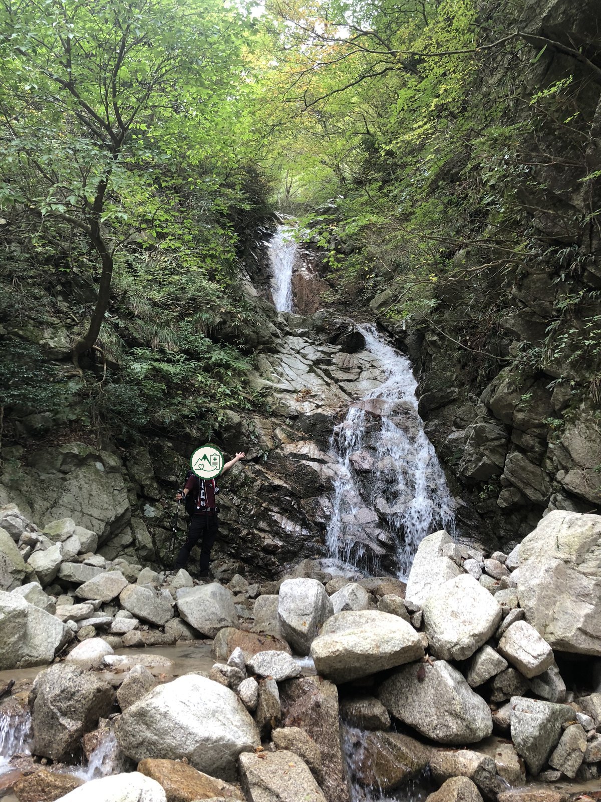 釈迦ヶ岳 庵座谷の上流で見た段になって落ちる滝と筆者 ヤマカルテ