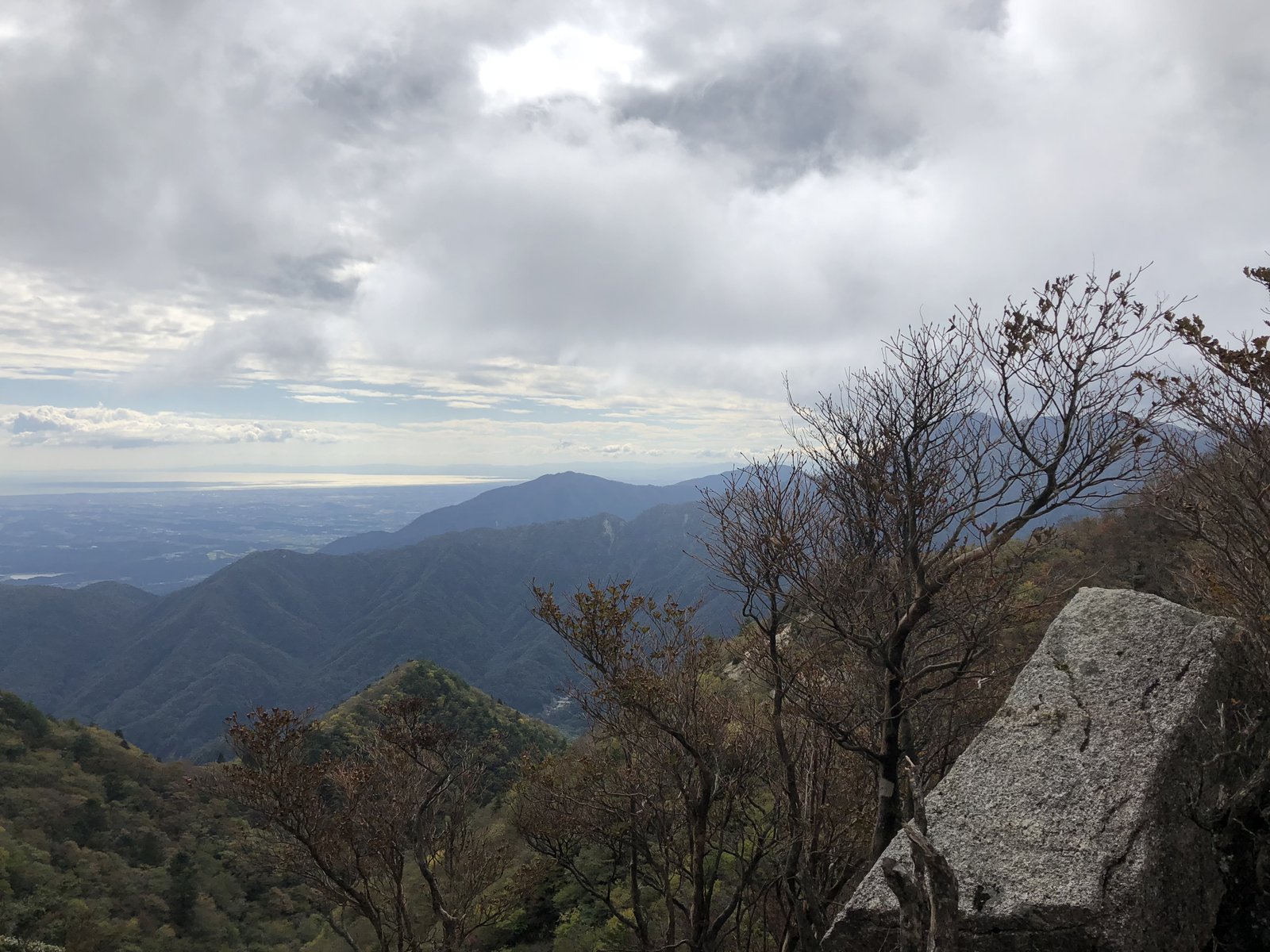 釈迦ヶ岳からハト峰へ向かう稜線から見た鈴鹿の山並みと伊勢湾方面 ヤマカルテ
