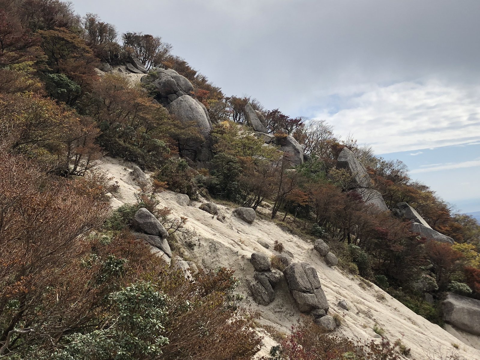 釈迦ヶ岳 猫岳からハト峰へ下る途中のザレた斜面と花崗岩の岩 ヤマカルテ