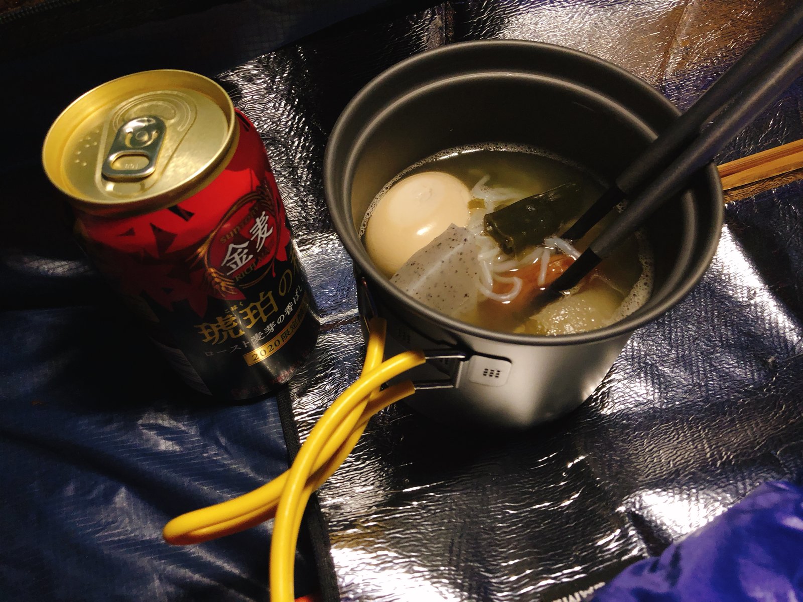 テントの前室で作ったクッカーのおでんと缶ビール 白駒池テント泊の晩ごはん ヤマカルテ