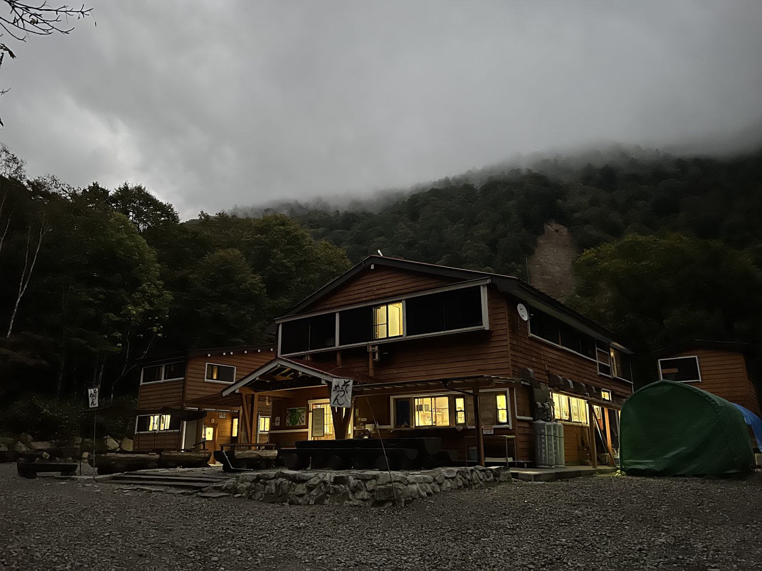 夜明け前のわさび平小屋 新穂高から双六岳へ向かう小池新道の起点