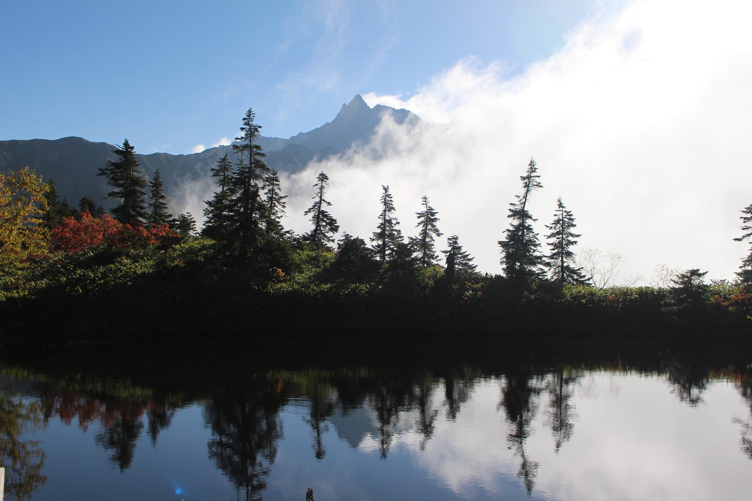 鏡池に映る逆さ槍 鏡平 北アルプス双六岳ルートの絶景
