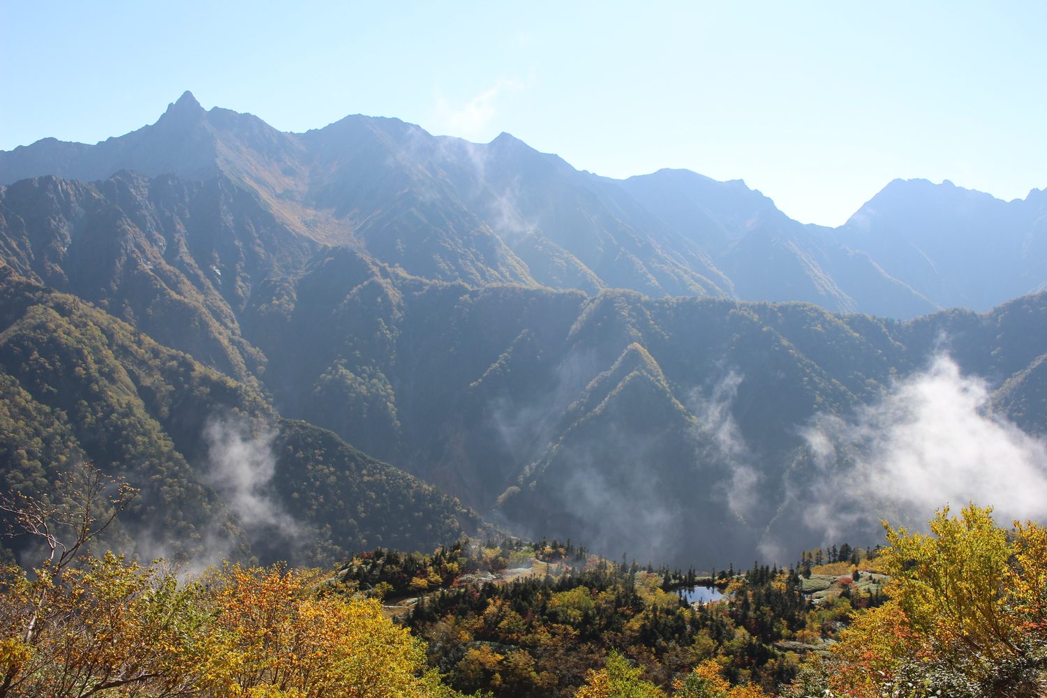 弓折中段から見下ろす鏡池と鏡平 北アルプス