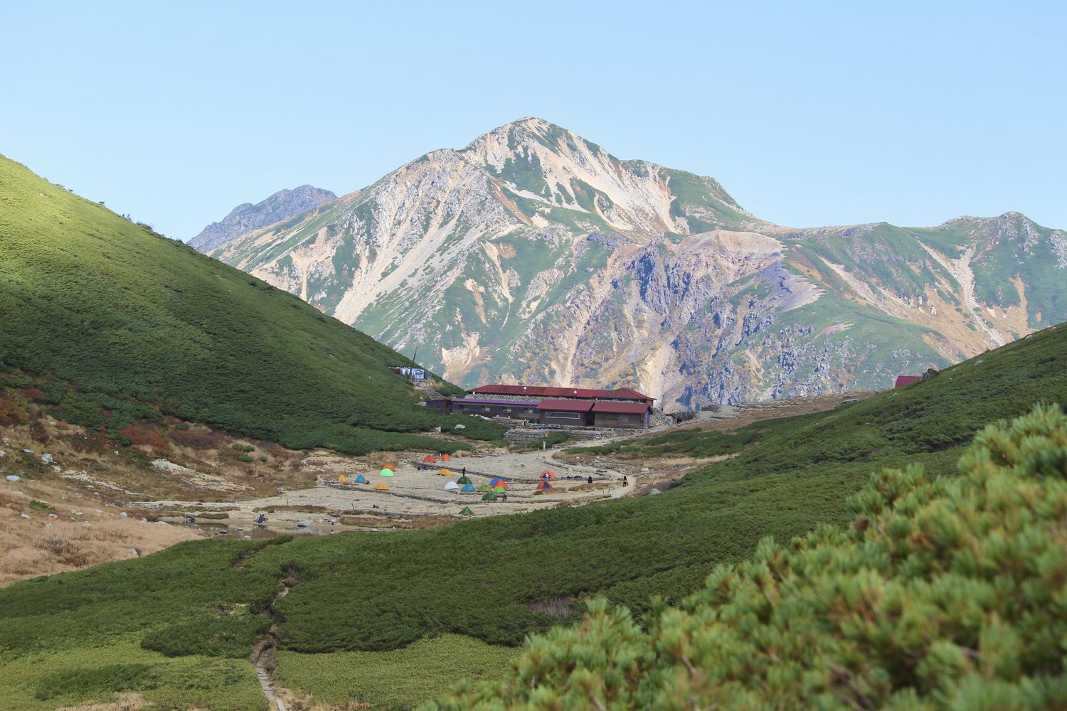 双六小屋と鷲羽岳 双六池のほとりに建つ北アルプスの山小屋