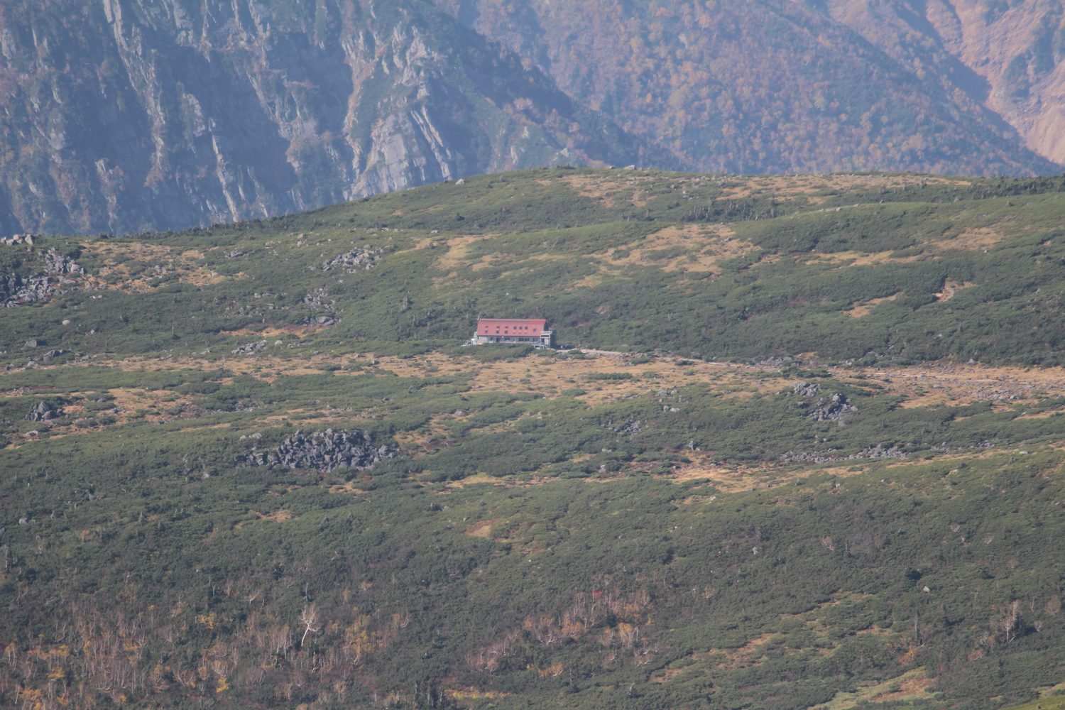 三俣蓮華岳から見下ろす雲ノ平山荘 北アルプス最奥の台地