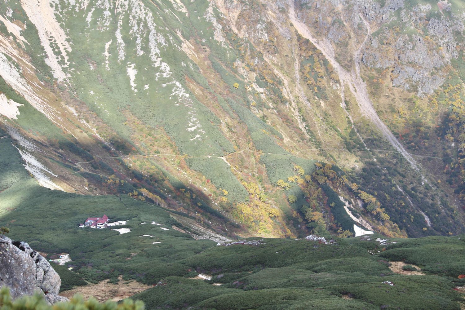 三俣蓮華岳から見た三俣山荘 黒部源流のテント場