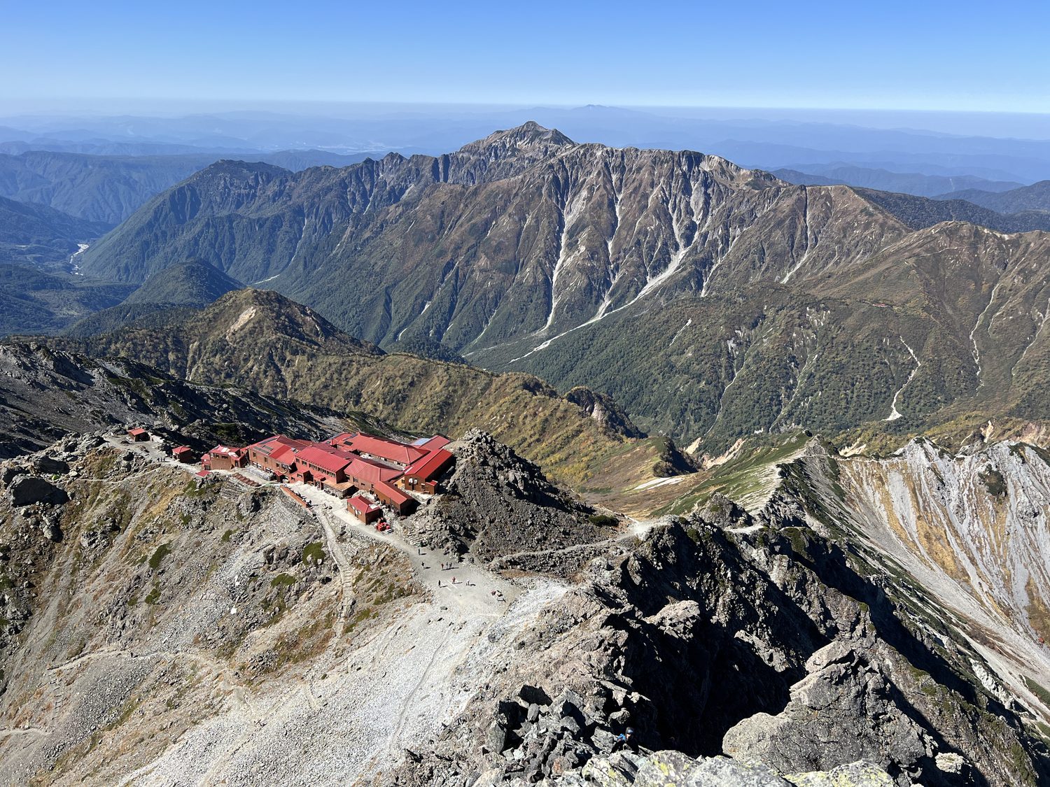 槍ヶ岳の山頂から見下ろした槍ヶ岳山荘